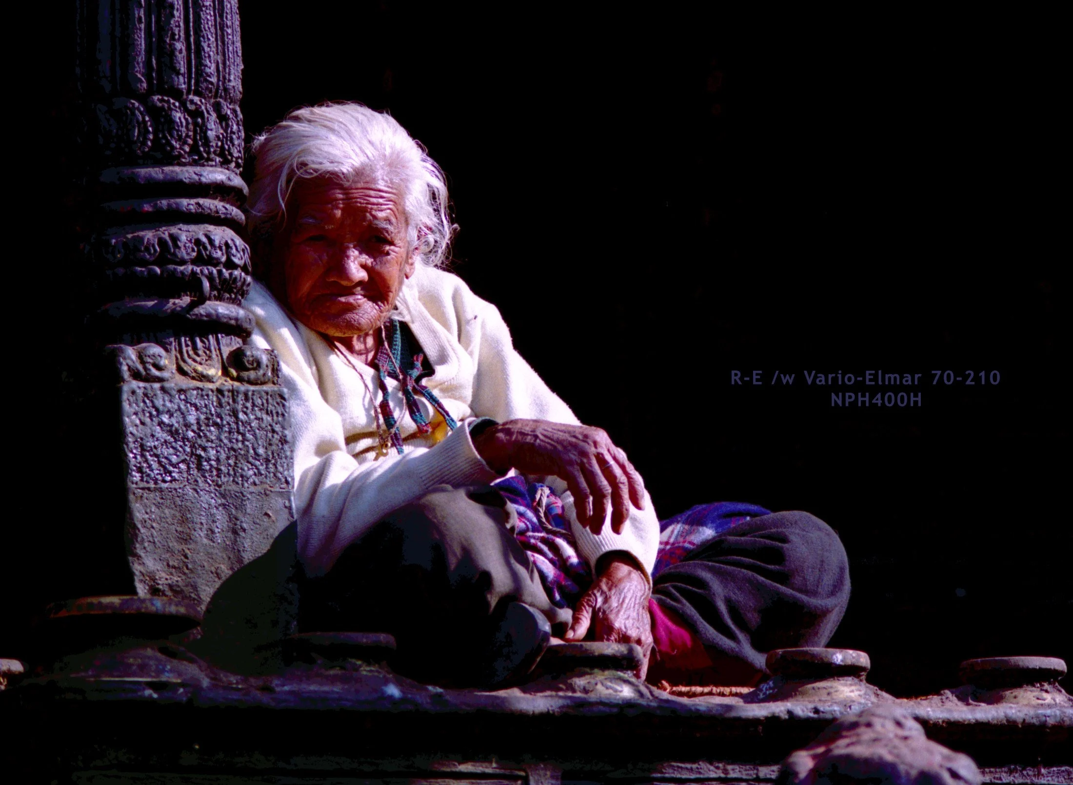 Kathmandu_Oldlady03(42bit).jpg