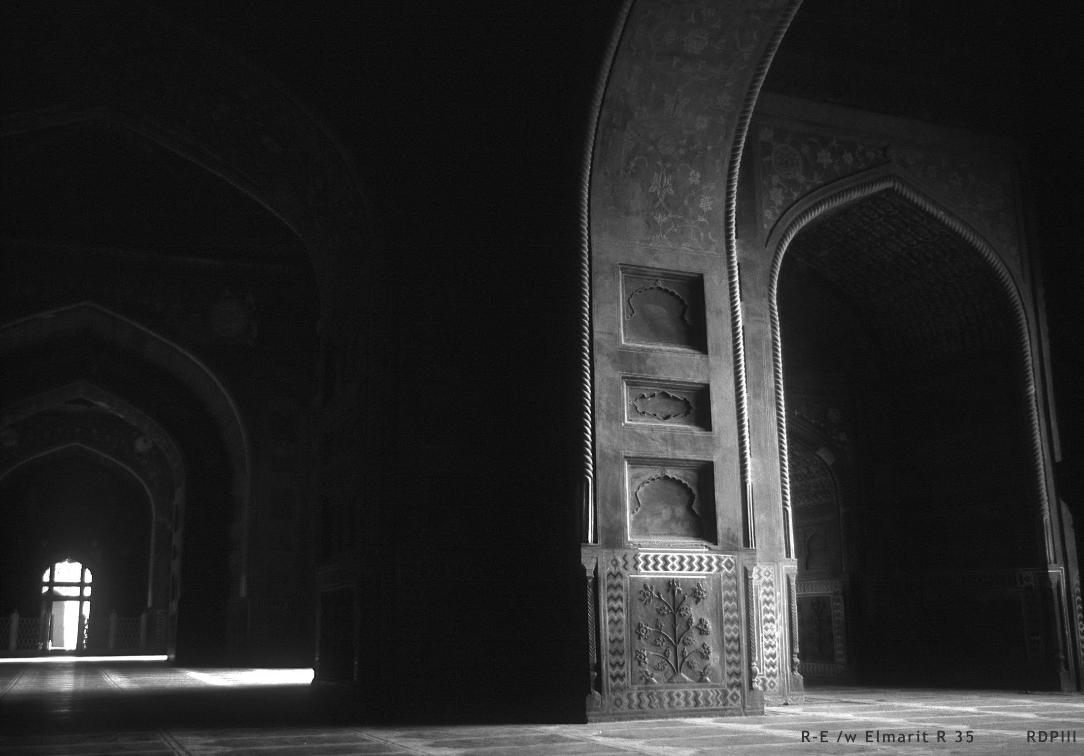 Agra_Taj Majal_25_JamaMasjid_BW.jpg