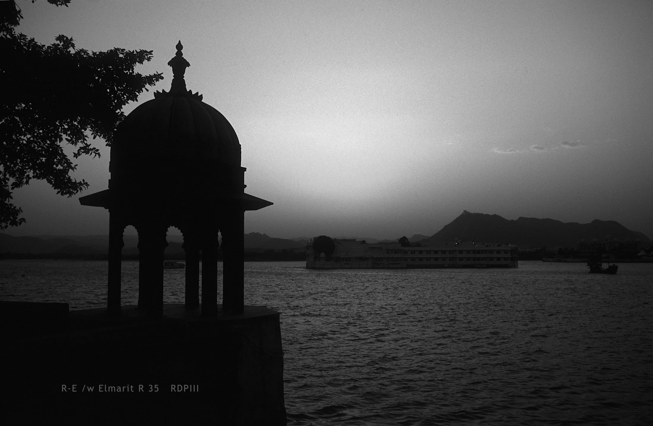 Udaipur_26_Jagmandir Island Palace_Sunset_BW.jpg