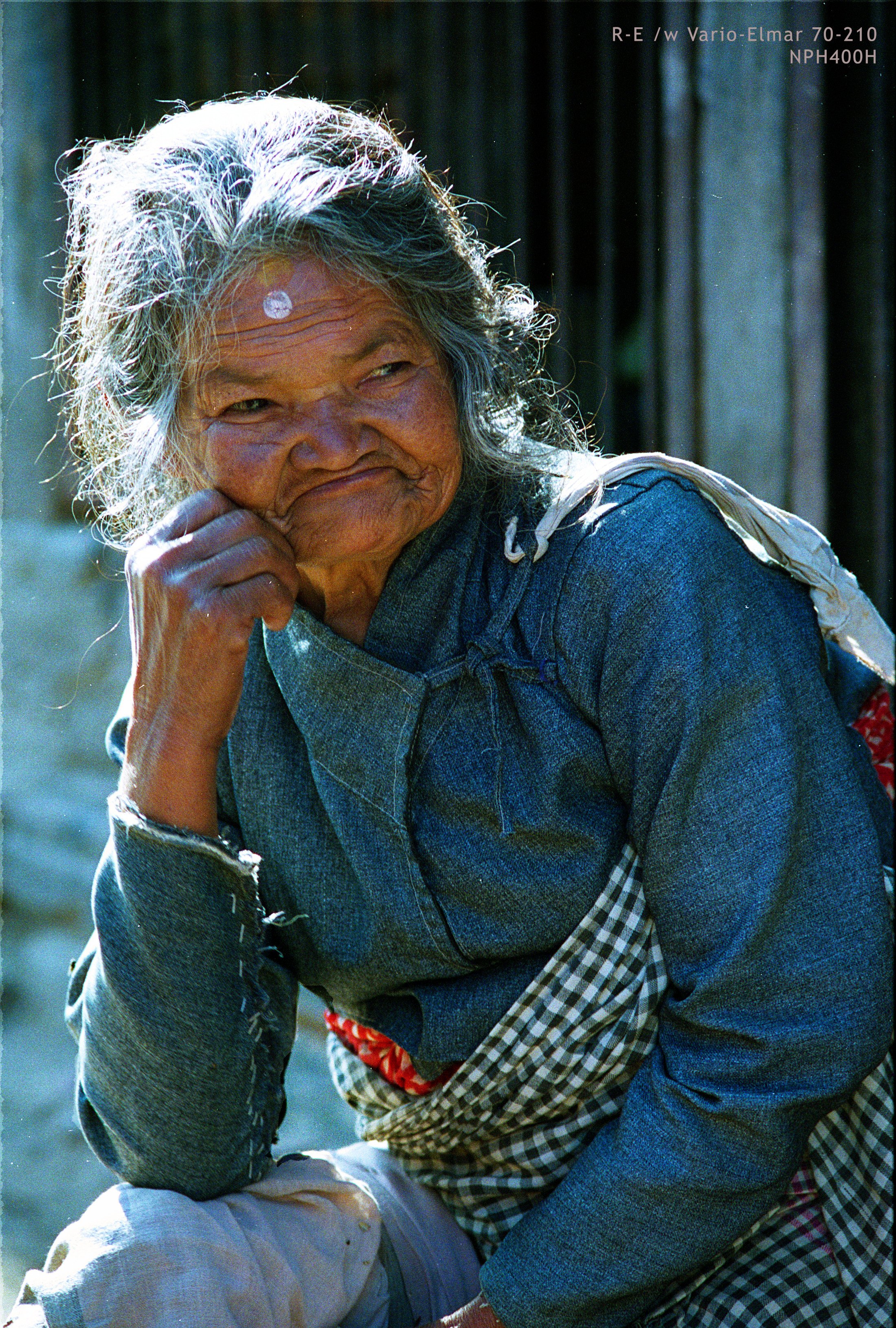 Kathmandu_Oldlady05(42bit).jpg