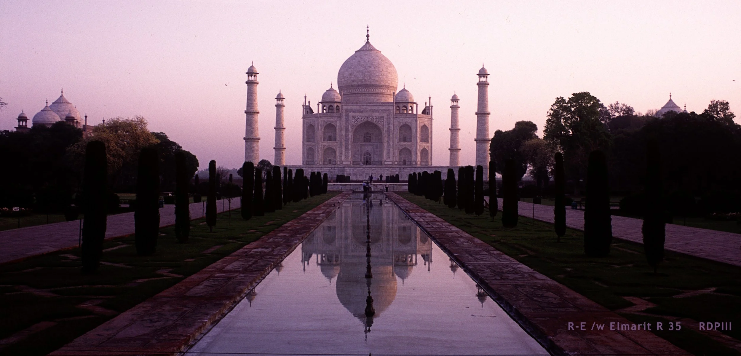 Agra_09_TajMahal sunrise.jpg