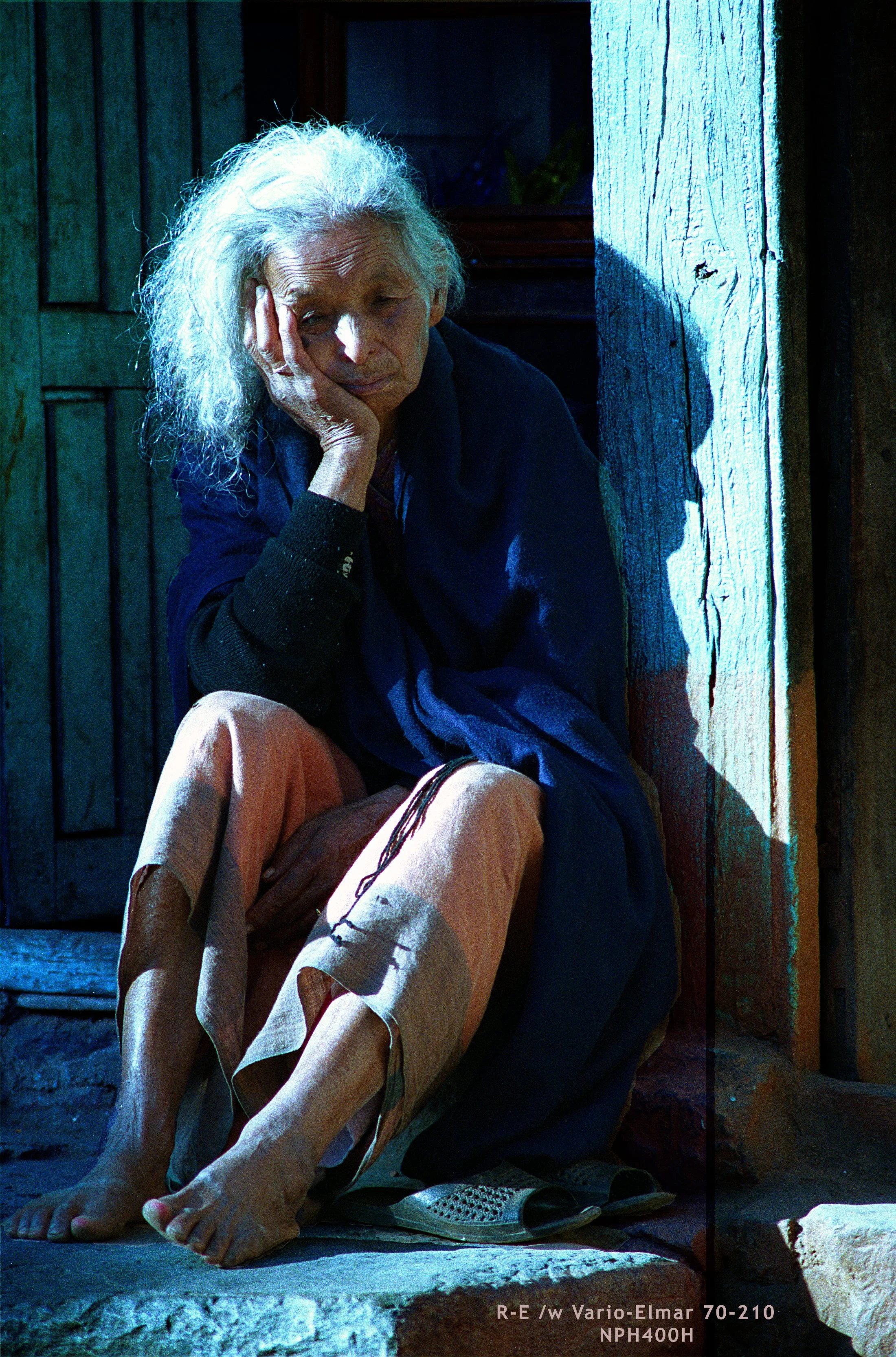 Kathmandu_Oldlady01(42bit).jpg