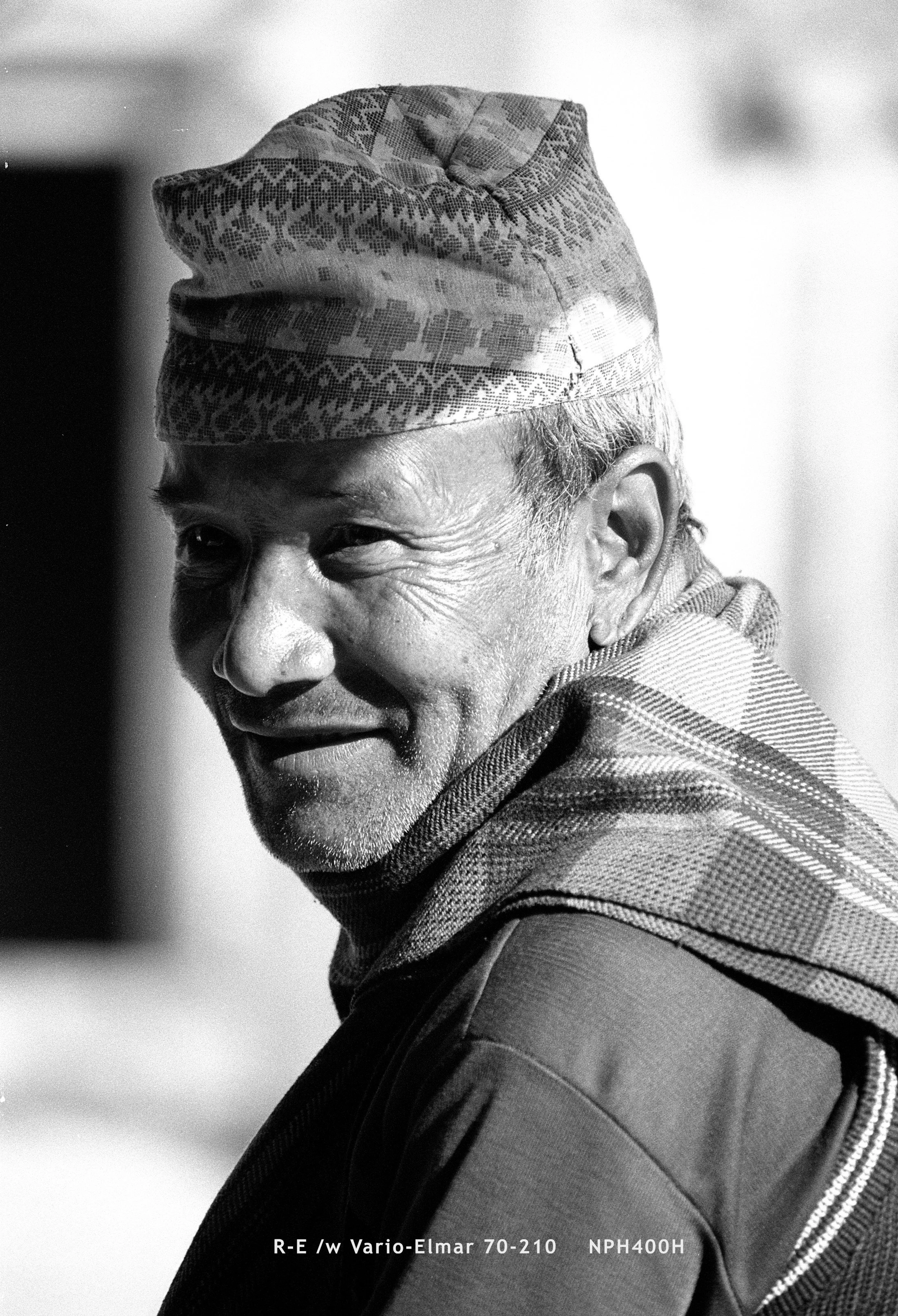 Kathmandu_Man02(42bit)_BW.jpg