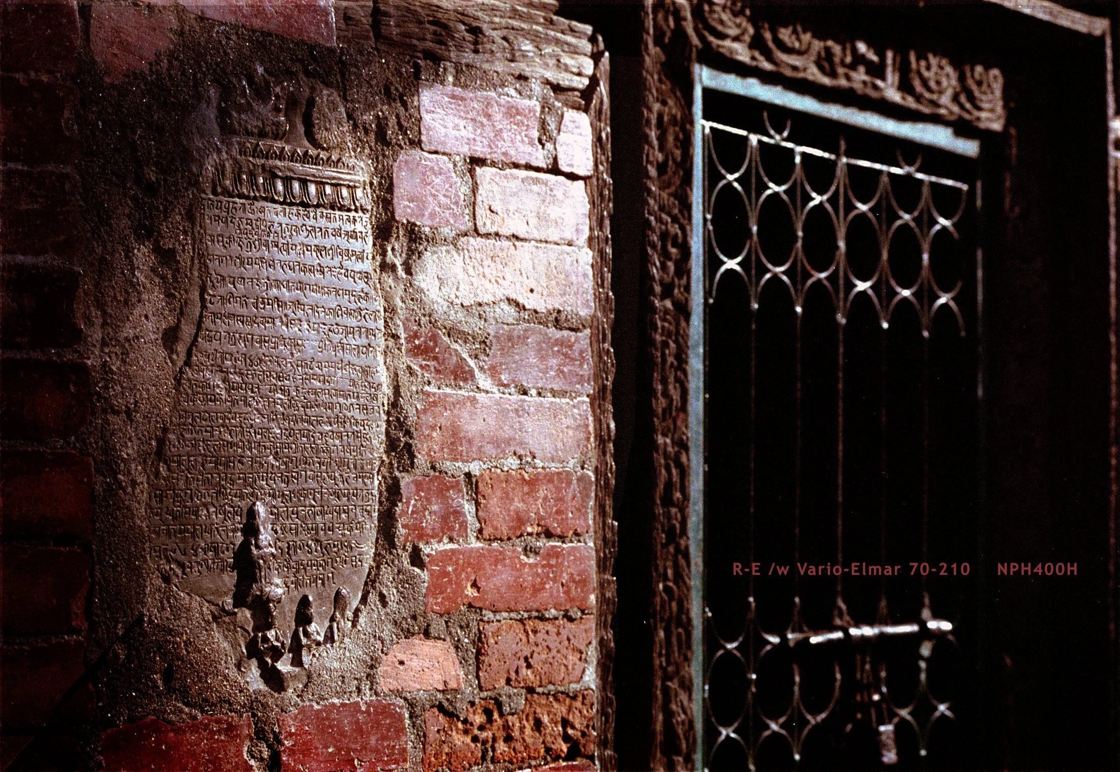 Kathmandu_oldwall(42bit).jpg