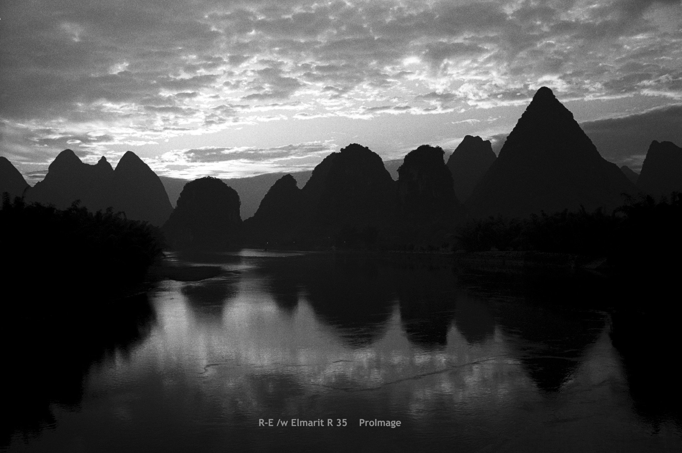 30_GuangXi YangShou_sunrise_BW.jpg