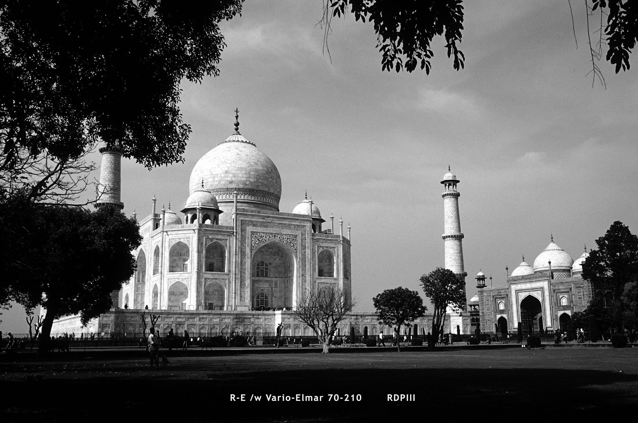 Agra_15_TajMahal_BW.jpg