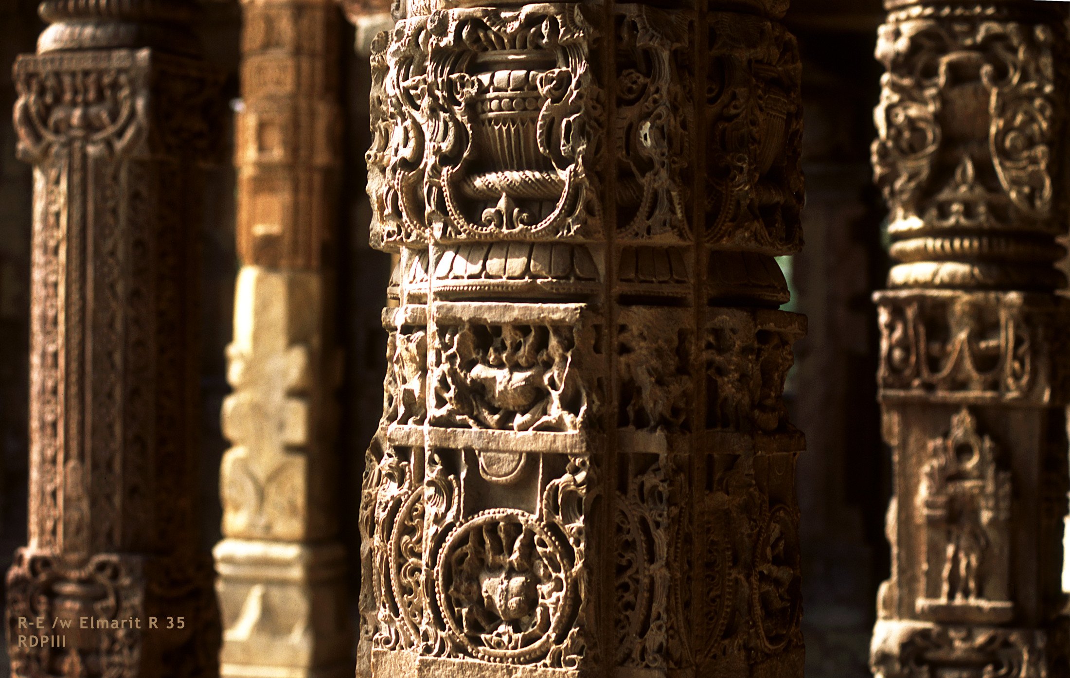 New Delhi_Qutb Minar_19_columns_R.jpg