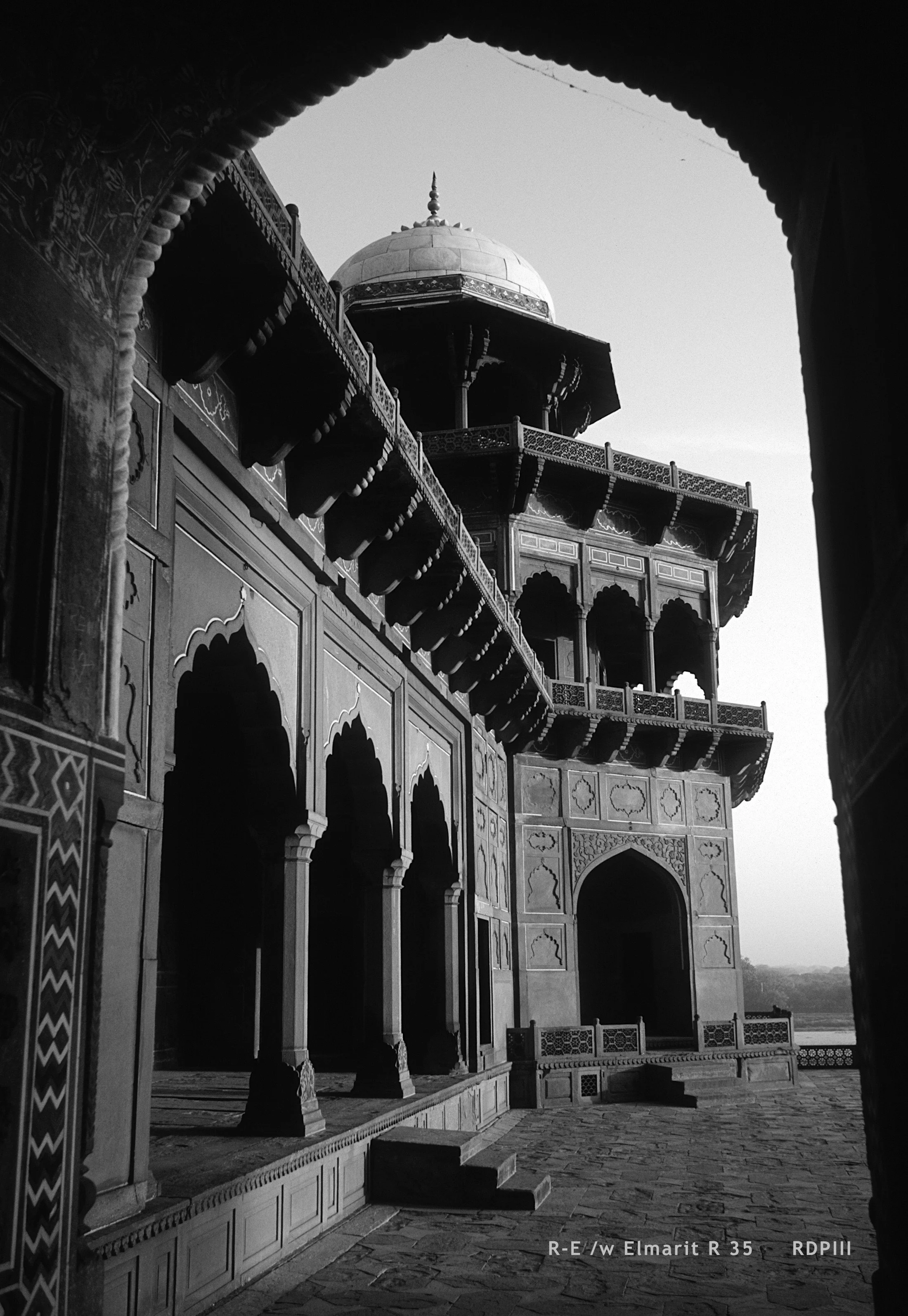 Agra_27_JamaMasjidTajMahal_BW.jpg