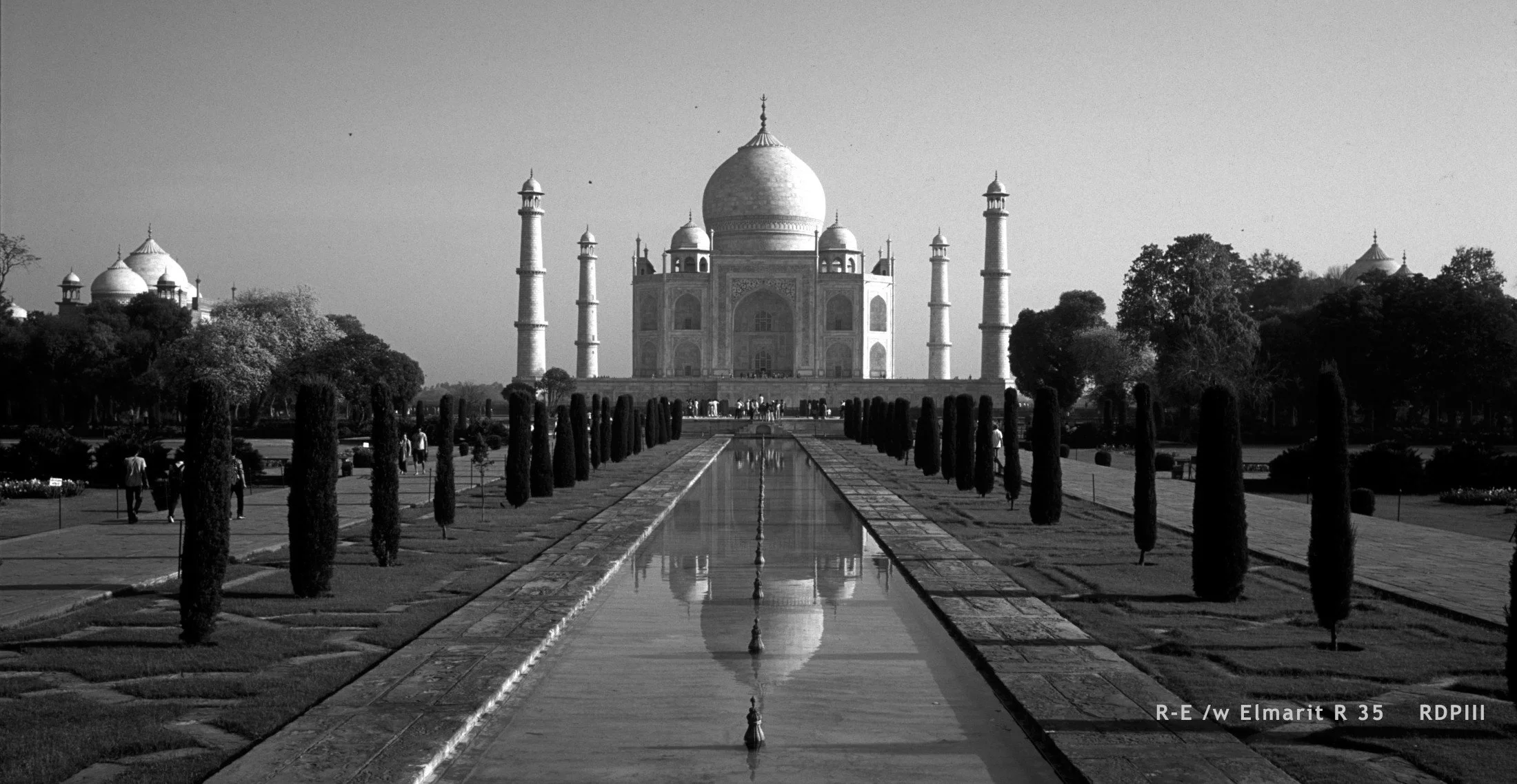 Agra_15_TajMahalMorning_BW.jpg
