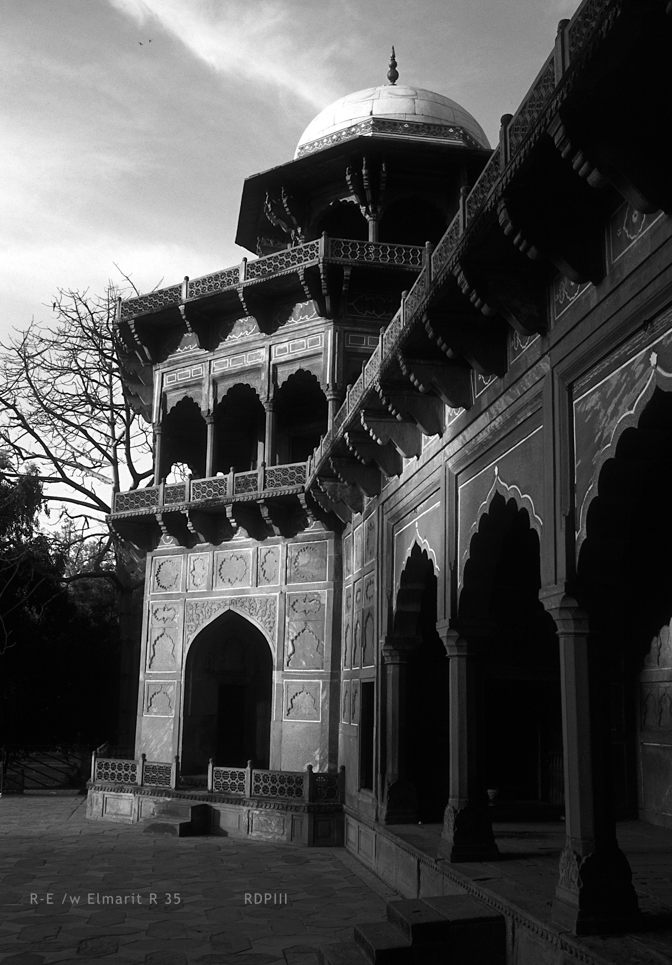 Agra_Taj Majal_26_JamaMasjid_BW.jpg