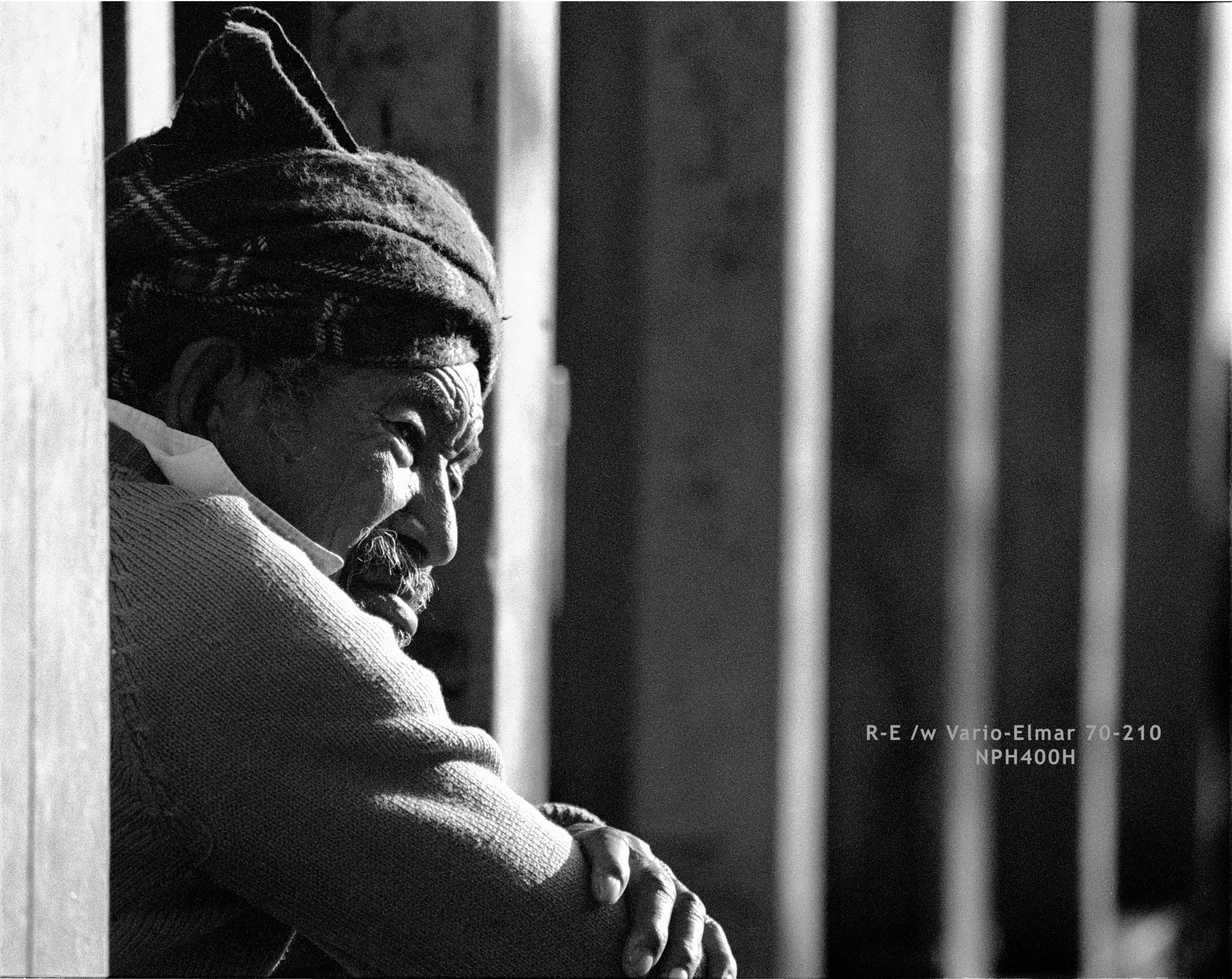 Kathmandu_Oldman02(24bit cleandust)_BW.jpg