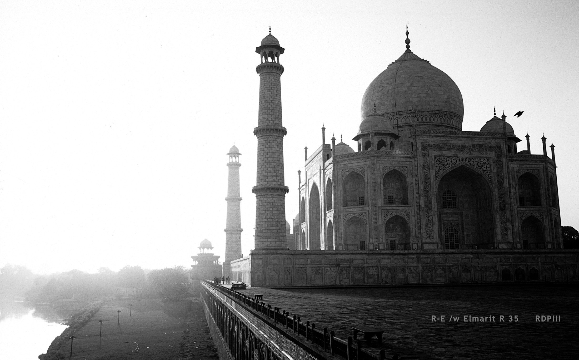 Agra_32_TajMahalSilhoutte_BW.jpg