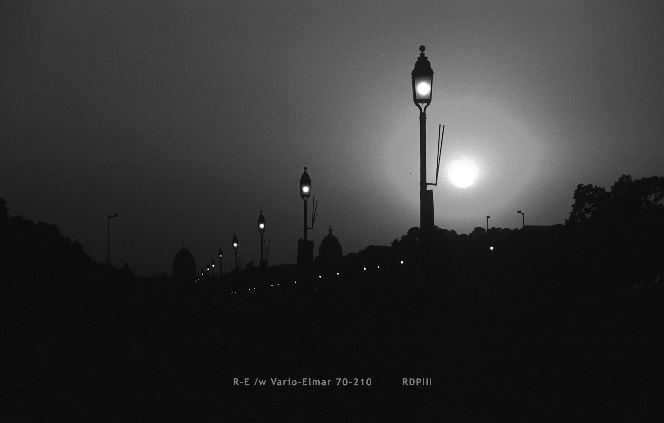 New Delhi_IndiaGate_04_sunset_BW.jpg