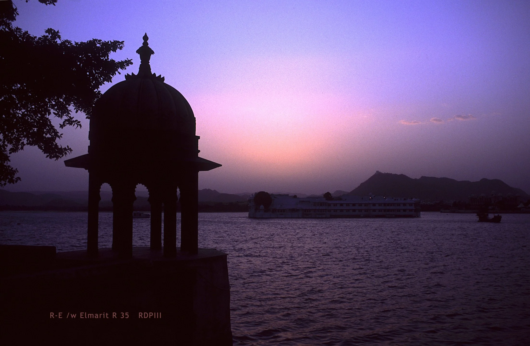 Udaipur_26_Jagmandir Island Palace_Sunset.jpg