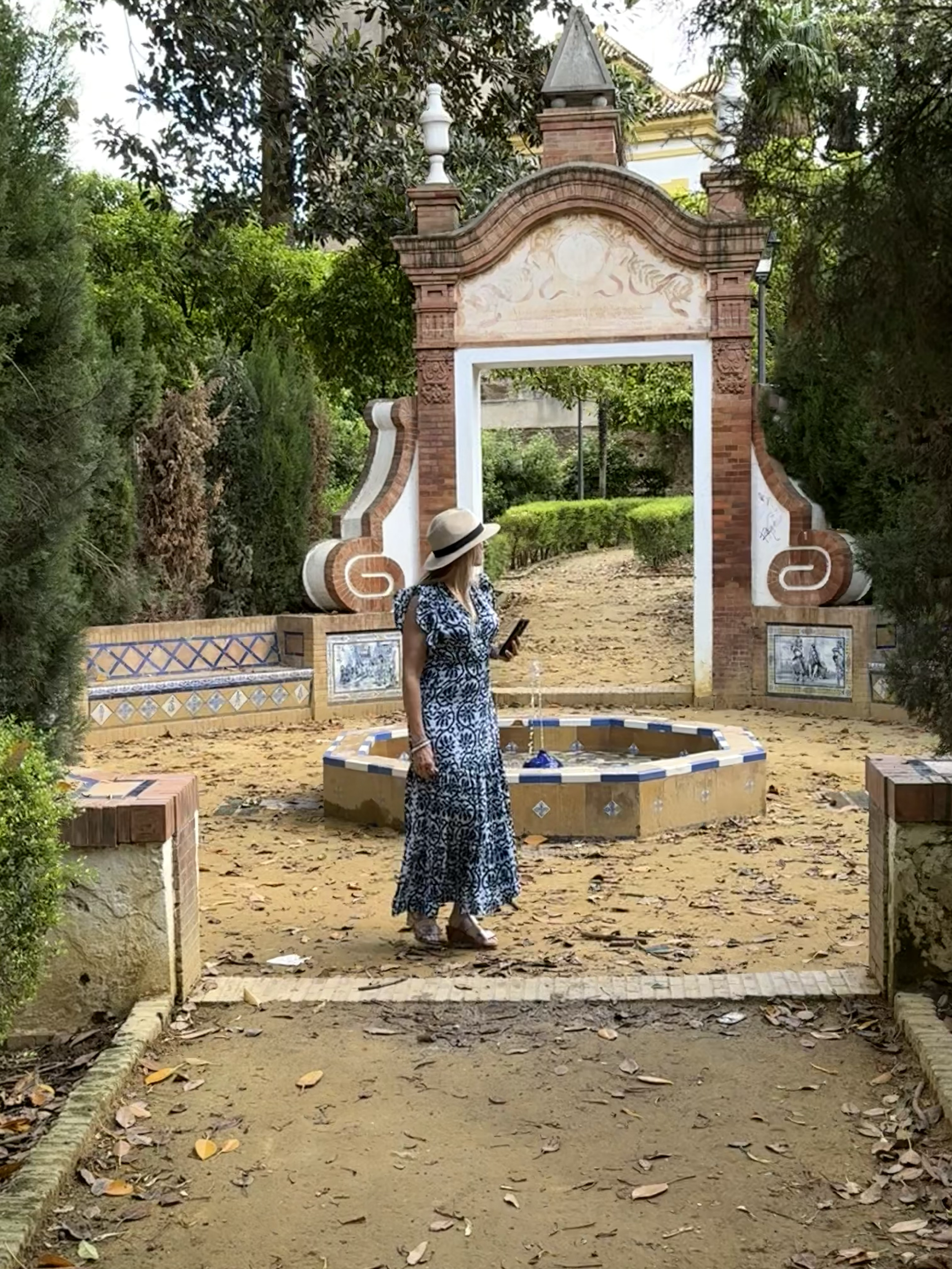 I'm not sure I know another city in Europe with the number of beautiful parks and walkable areas as Casa Antigua ( or Old Town ) in Seville. El Arenal is one of those areas within Old Town. Great for those eisurely strolls.