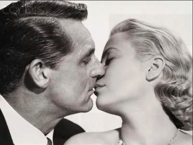Un homme et une femme se rapprochent pour s'embrasser, en noir et blanc.