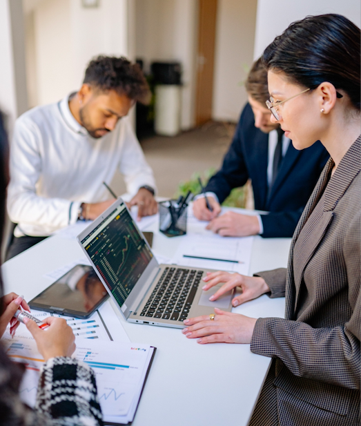 Hommes et femmes travaillent ensemble