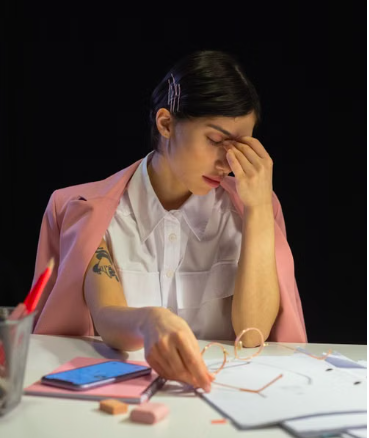 Une femme pensive et soucieuse