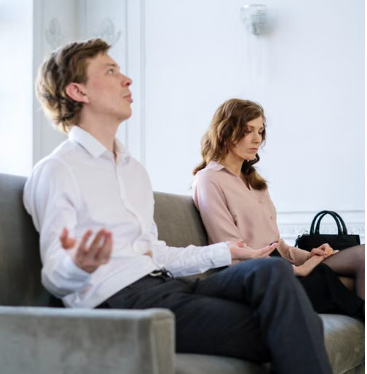 une femme et un homme en tension