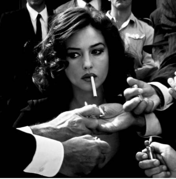 une femme est sollicitée par des hommes