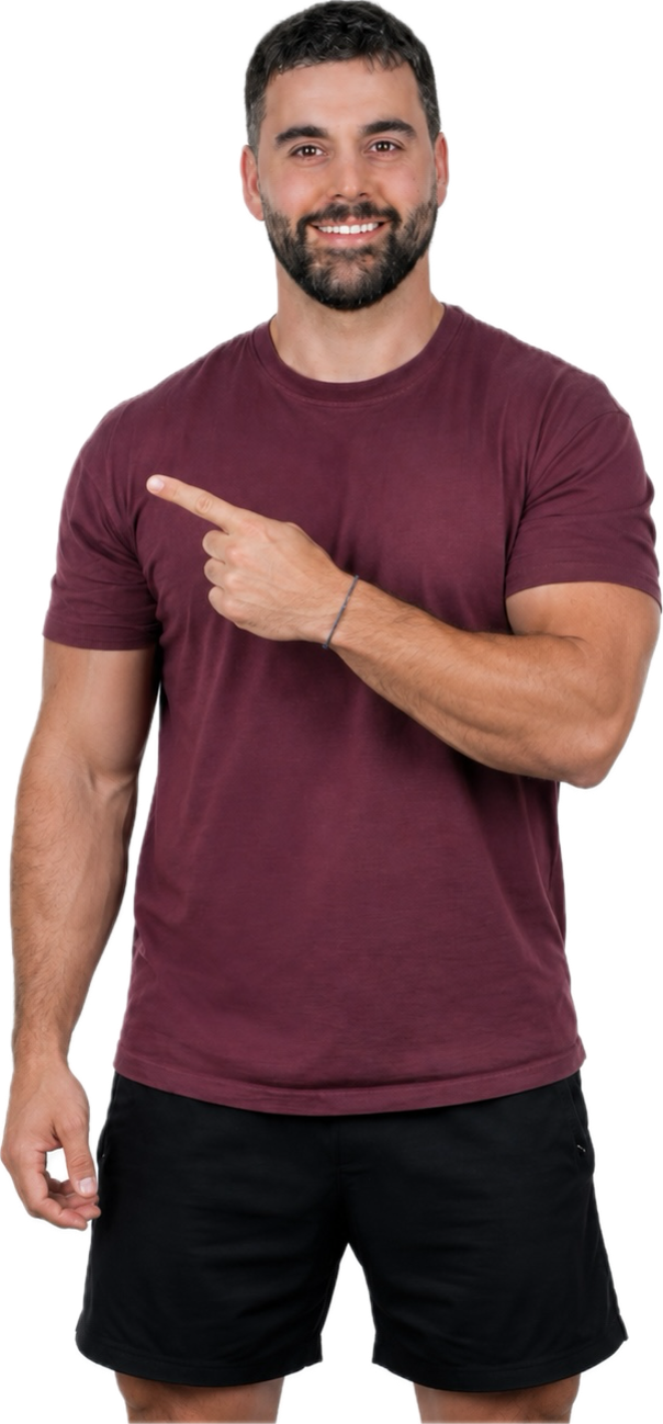 Uomo sorridente che indossa una maglietta bordeaux e pantaloncini neri, che indica verso sinistra con il dito. Sfondo bianco.