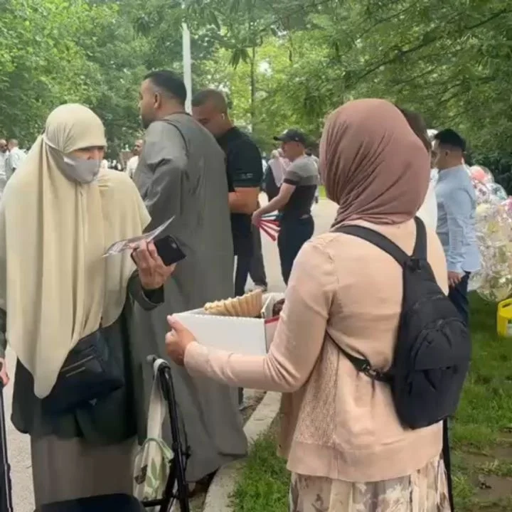 Eid Mubarak to all who celebrate.  May every belly be fed. 

#TeamMary went out to share morning dates with the hundreds of celebrants at Astoria Park.

Sending strength and blessings to all who work toward a world where the sacrifice of providing fo