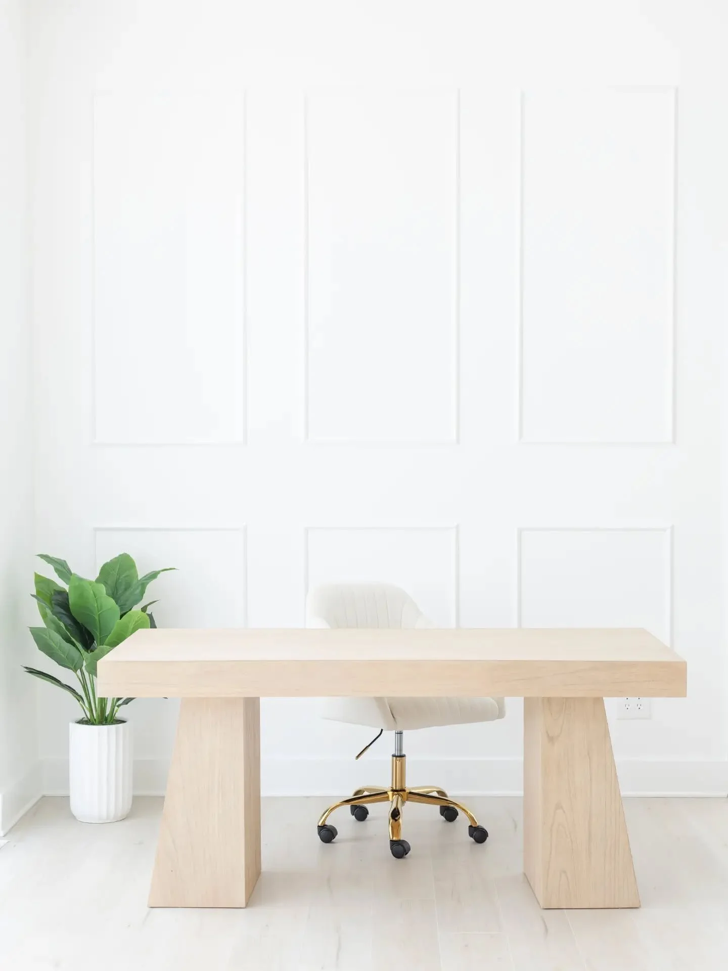 Hello, CB2 desk.

We picked this one for a reason. Clean lines, neutral tones, set against white wainscoting and styled with plants, books, and a rug. The kind of desk setup that elevates whatever you bring to it.

Add your laptop. Swap in your books