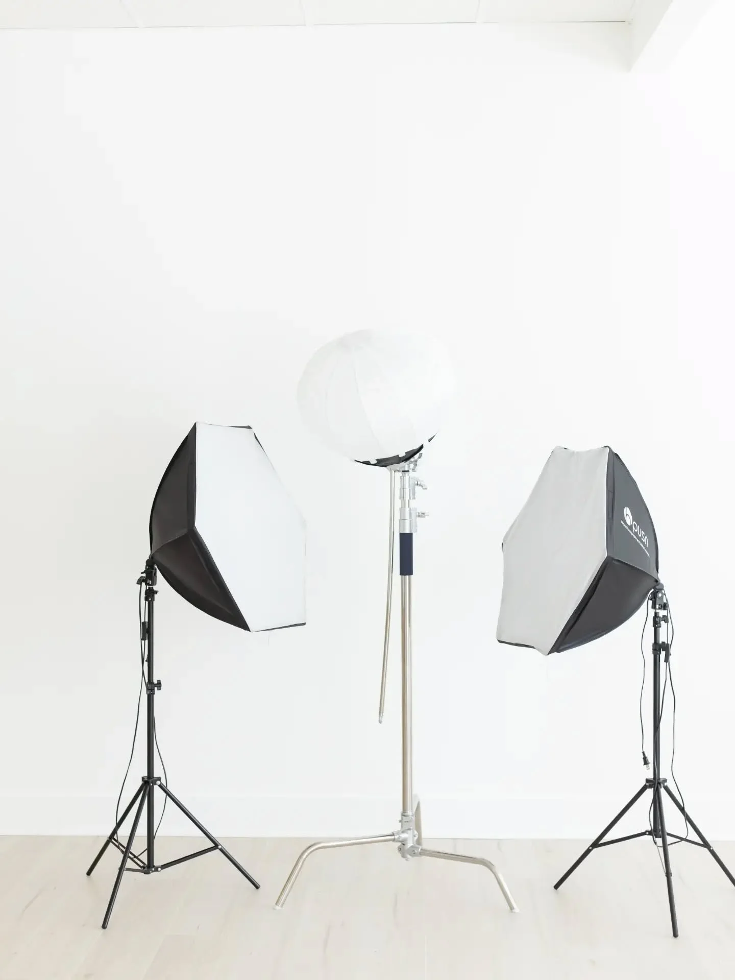 Everything you need is already here.

The studio comes fully stocked with continuous lighting, styling props, backdrops, and the kind of small details that make a shoot feel intentional.

What's included:
✦ Two continuous lights with softboxes
✦ C-st