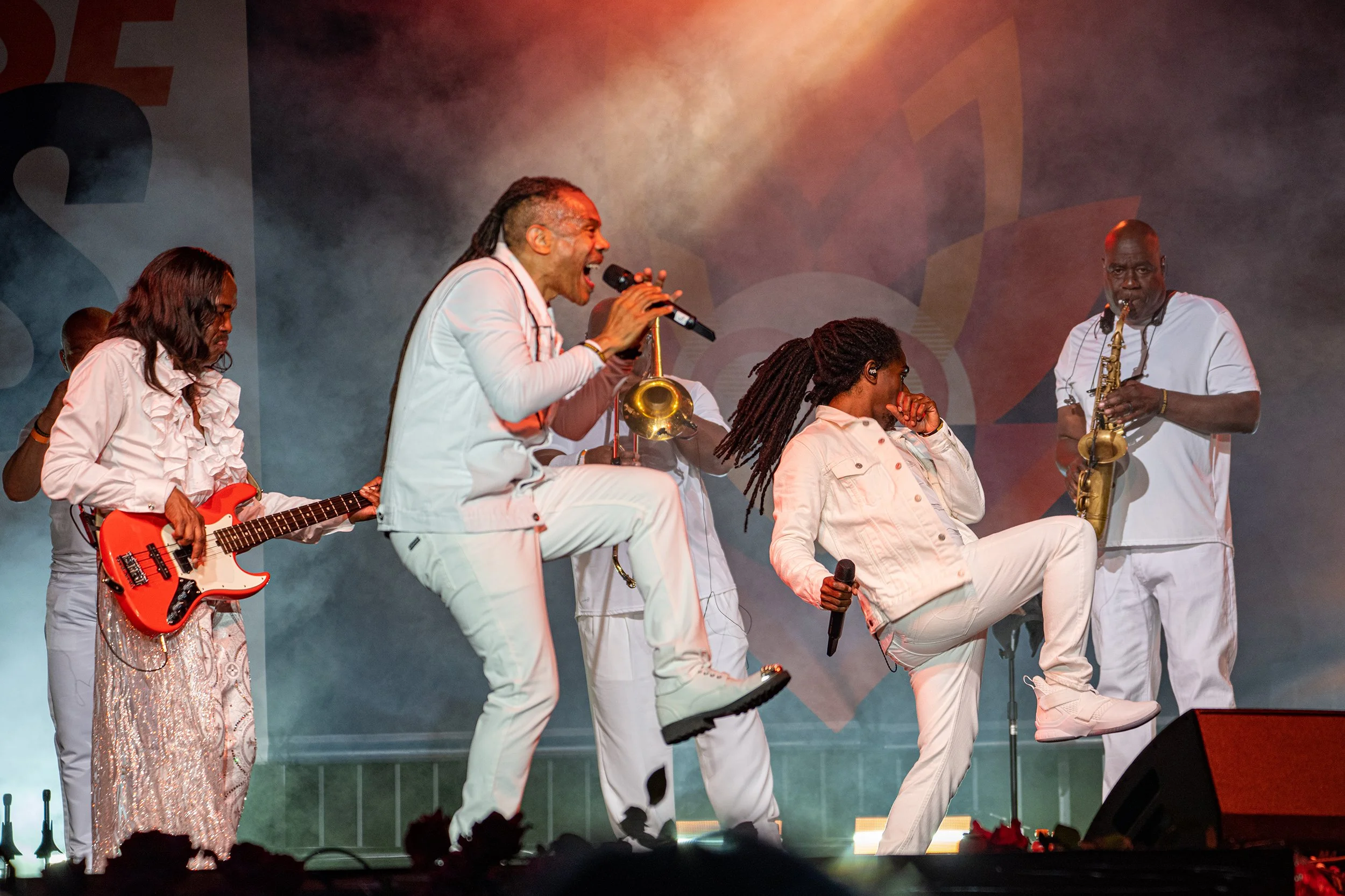 Earthwindfire2website.jpg