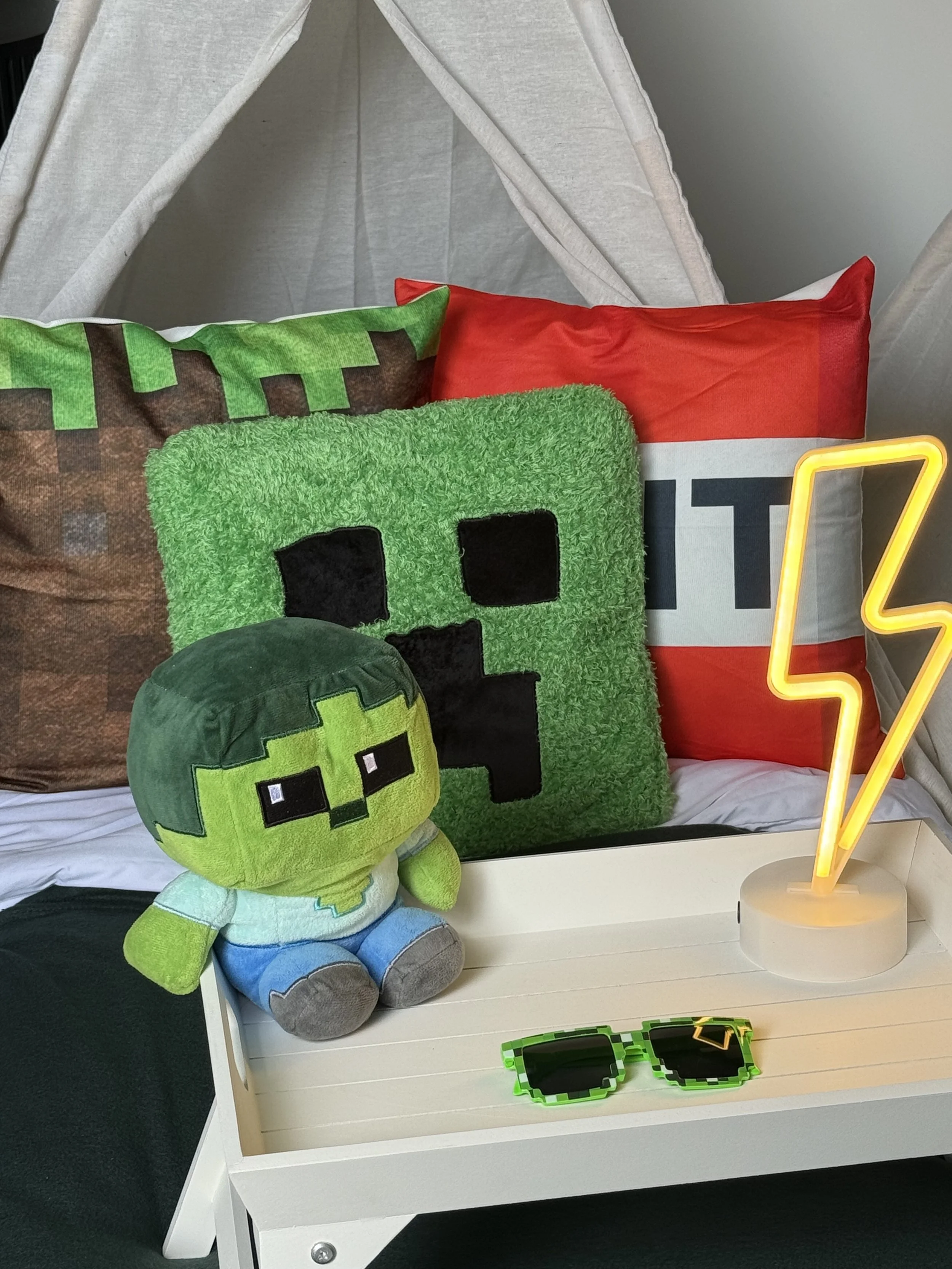 This Minecraft inspired teepee sleepover setup by Sweet Dreams Events includes Creeper cushions, gaming themed accessories, LED lighting and cosy teepees for children’s parties. Ideal for boys birthday parties, gaming sleepovers and themed teepee hir
