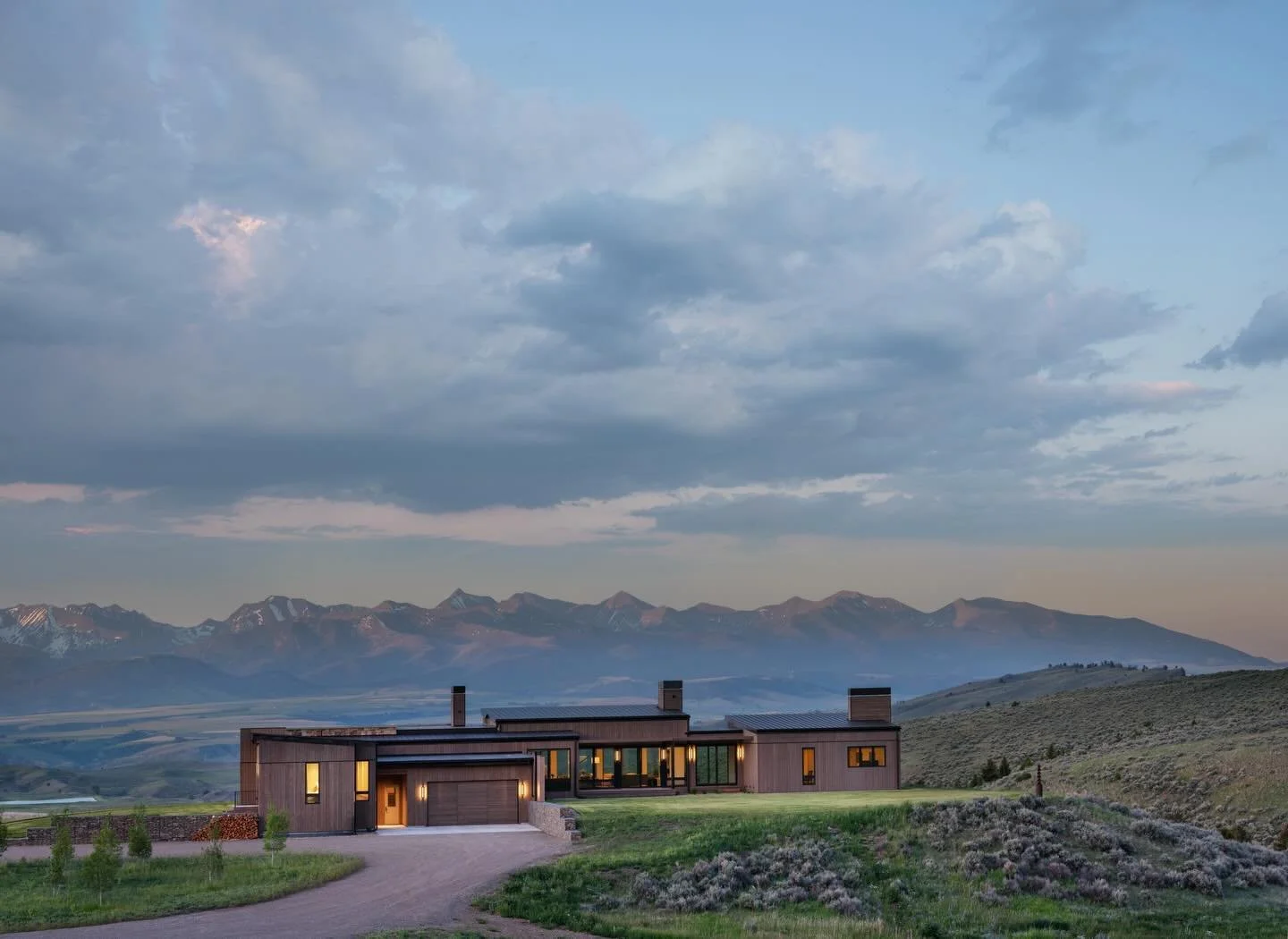 A beautiful home with some seriously stunning views!  Check out the full home in the most recent @mountainlivingmag 
@45architecture 
@battleridgeconstruction
