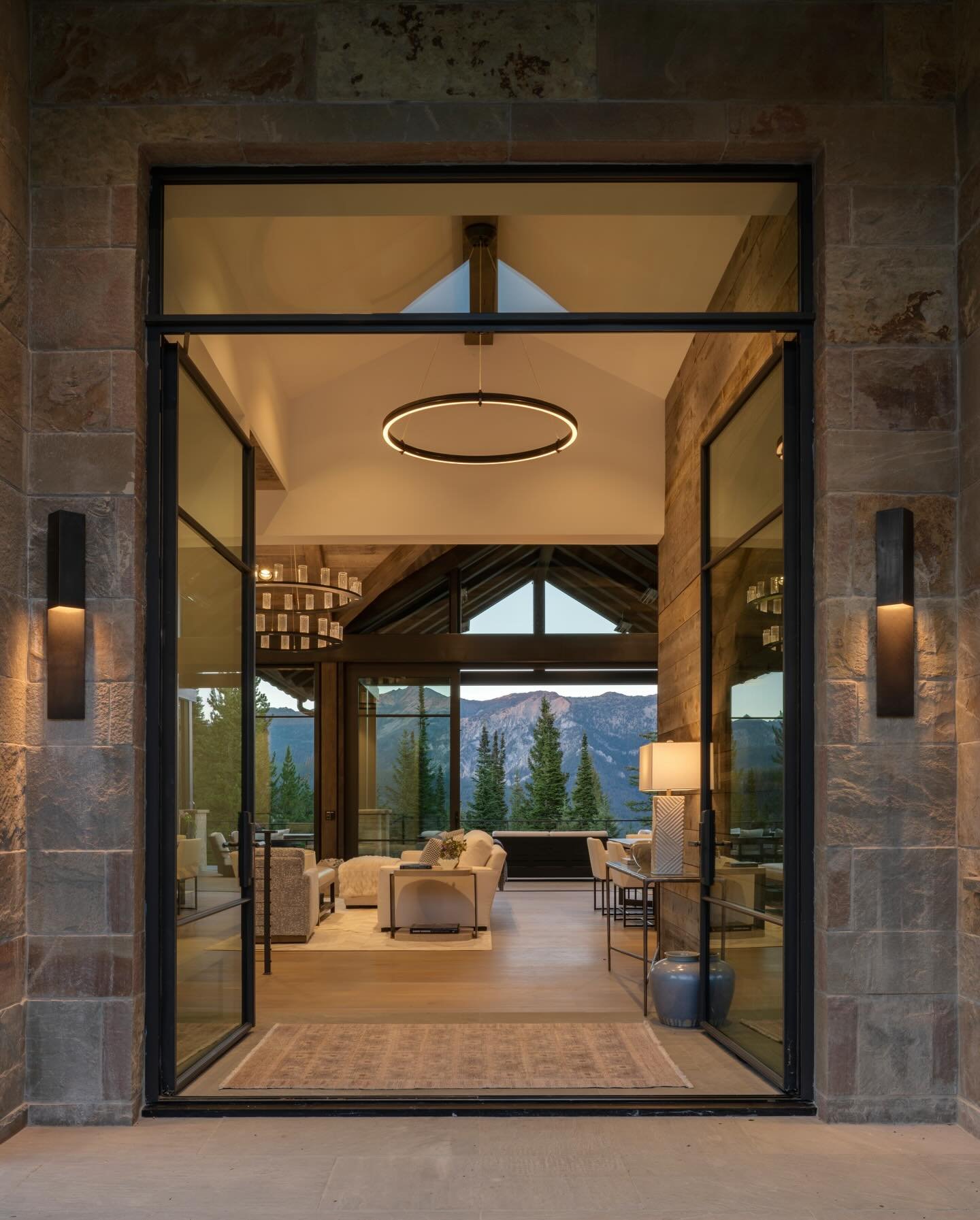 The view and the design - what a welcome!! Be sure to check out this stunning home in the most recent @big_sky_journal!!
@bigskybuild.mt 
@shmarchitects