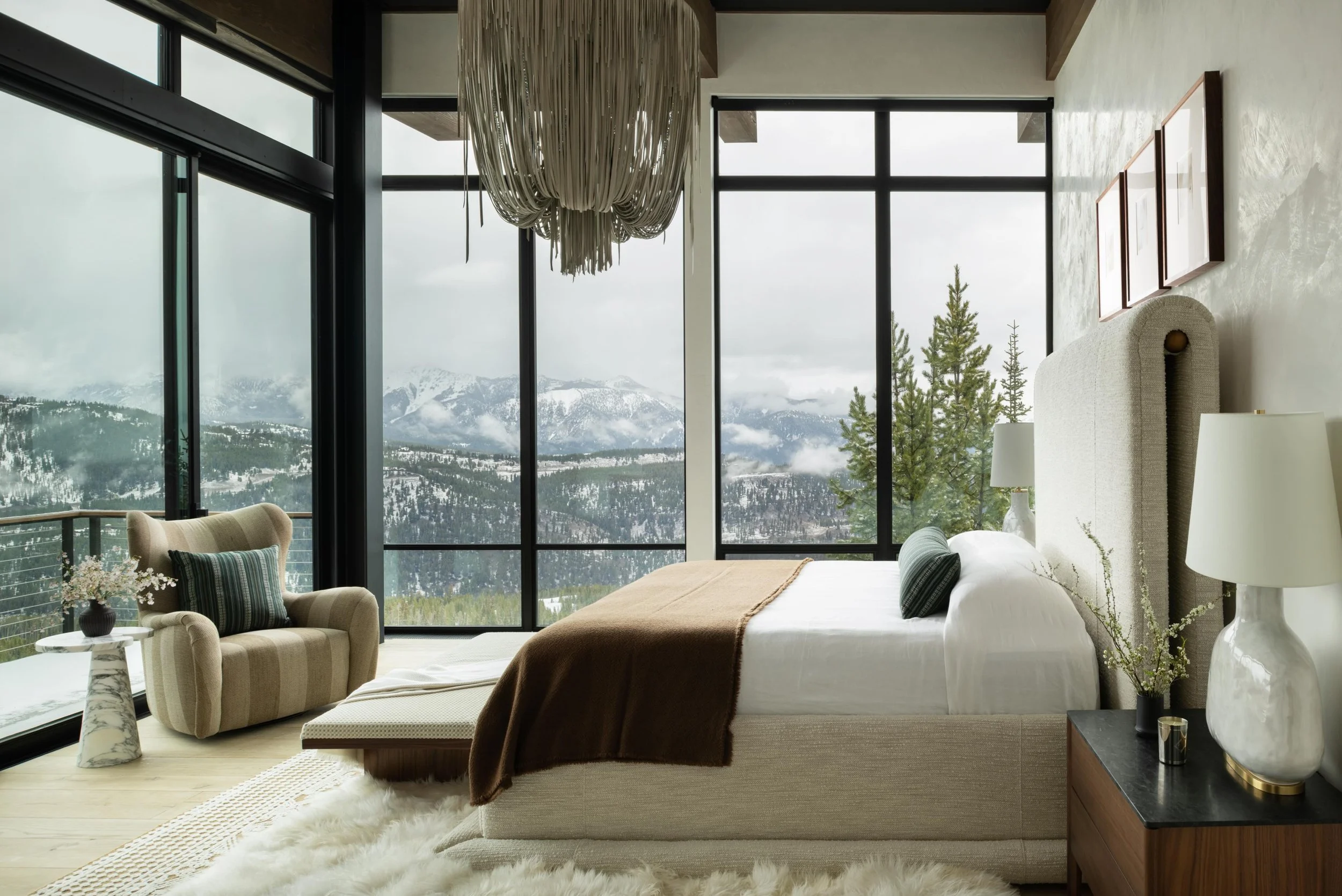 What a way to wake up! This house was perched up on the cliff with views out every window. The storm clouds rolling in really set the scene for a beautiful room to photograph. 😍
@reidsmitharchitects 
@alderandtweed 
@lohss_construction 
@andrew.c.th
