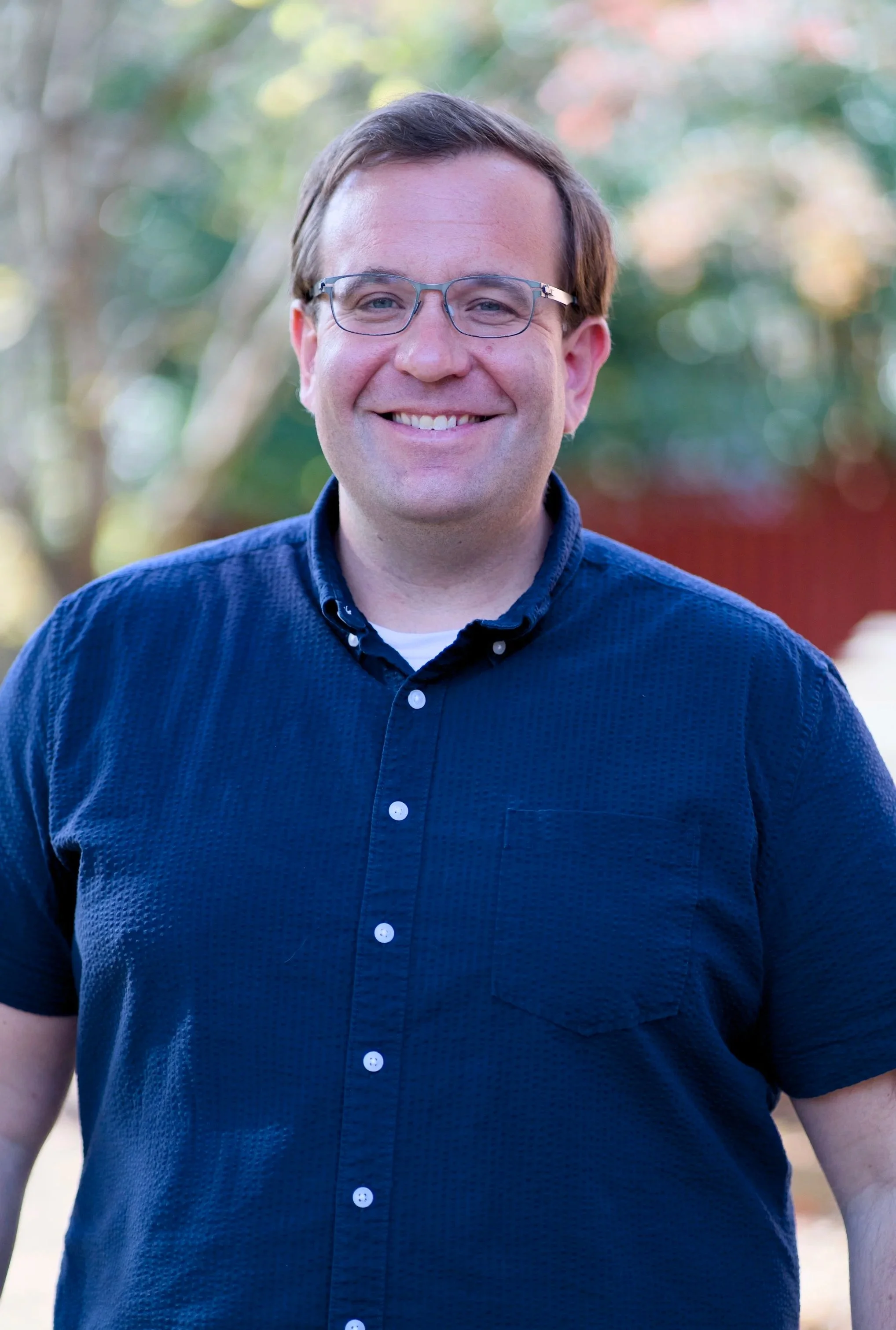 Pastor Geoff Peck outdoor headshot.