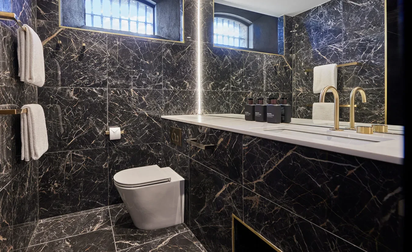 the-interlude-pentridge-accommodation-suite-bathroom.webp