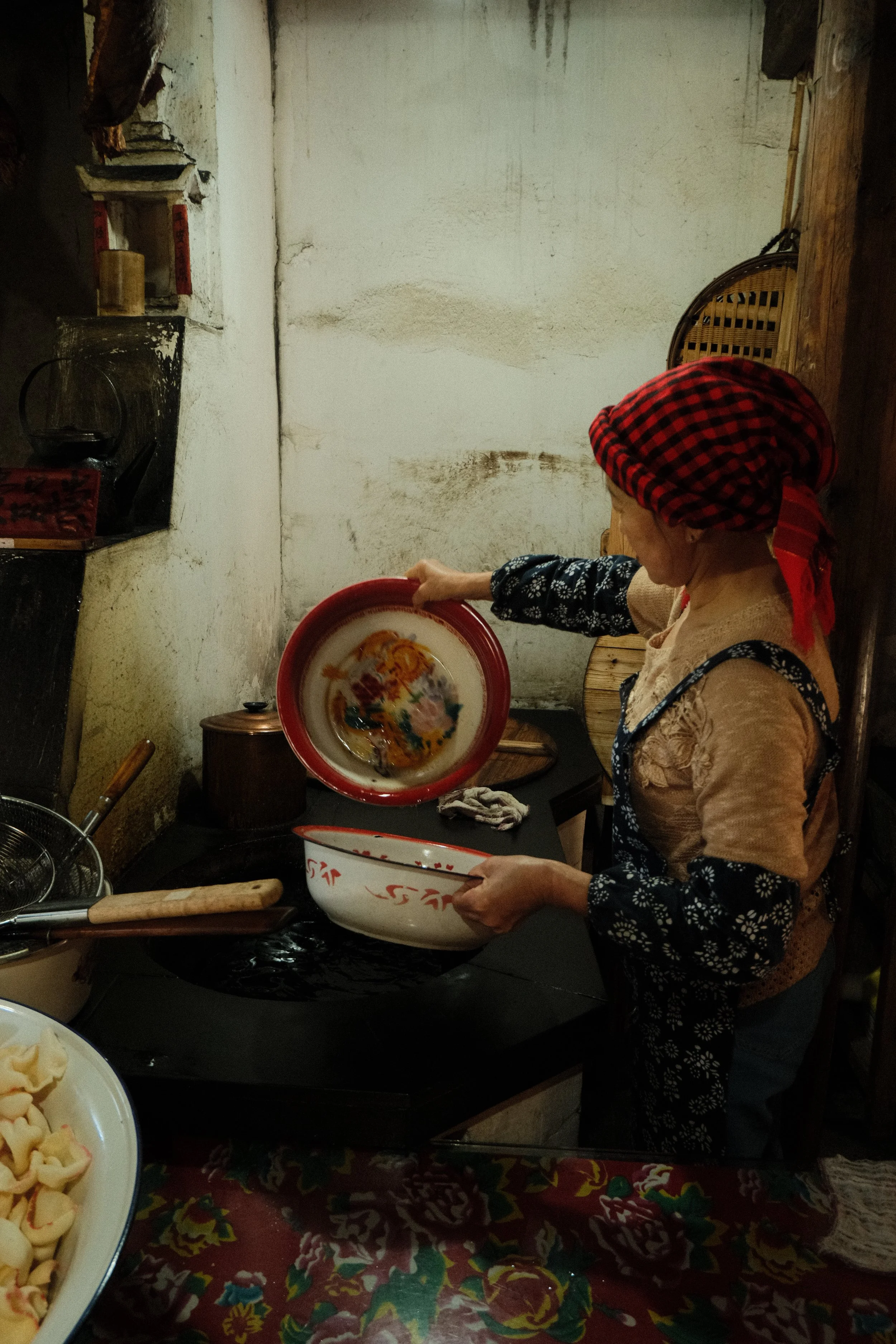 Wuhan woman doing dishes