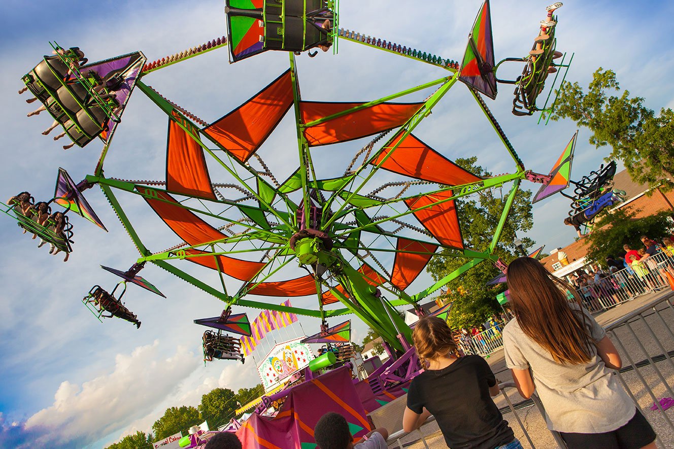 Hang glider carnival ride