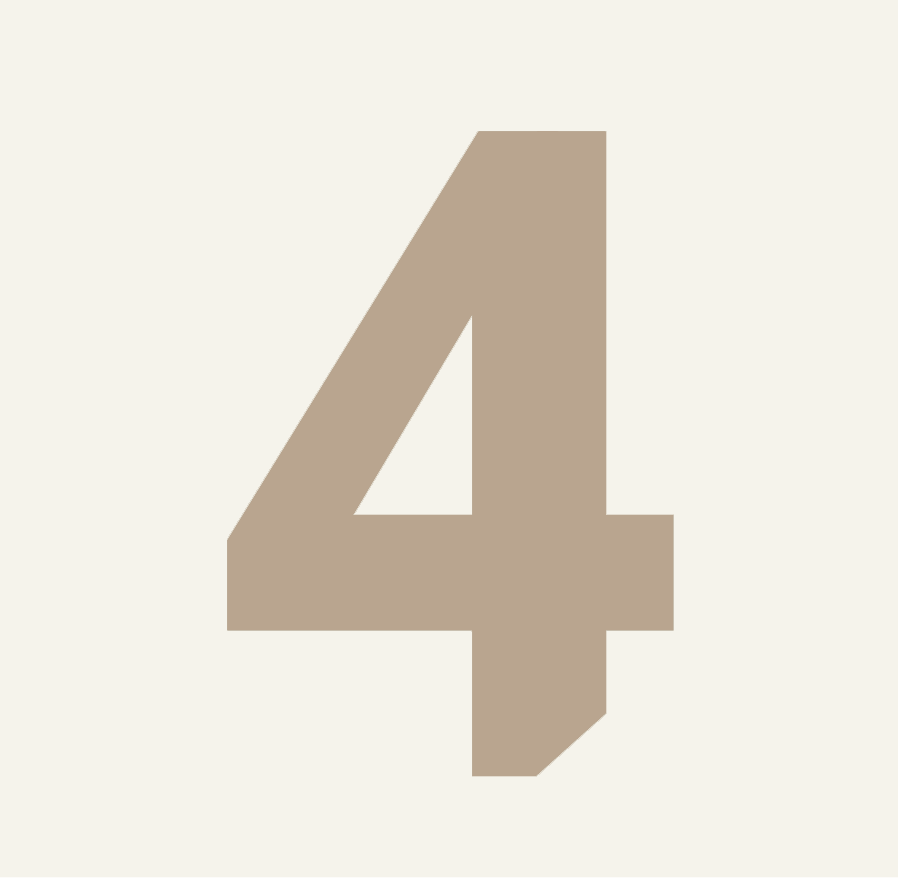 Große Zahl 4 in beige auf hellem Hintergrund