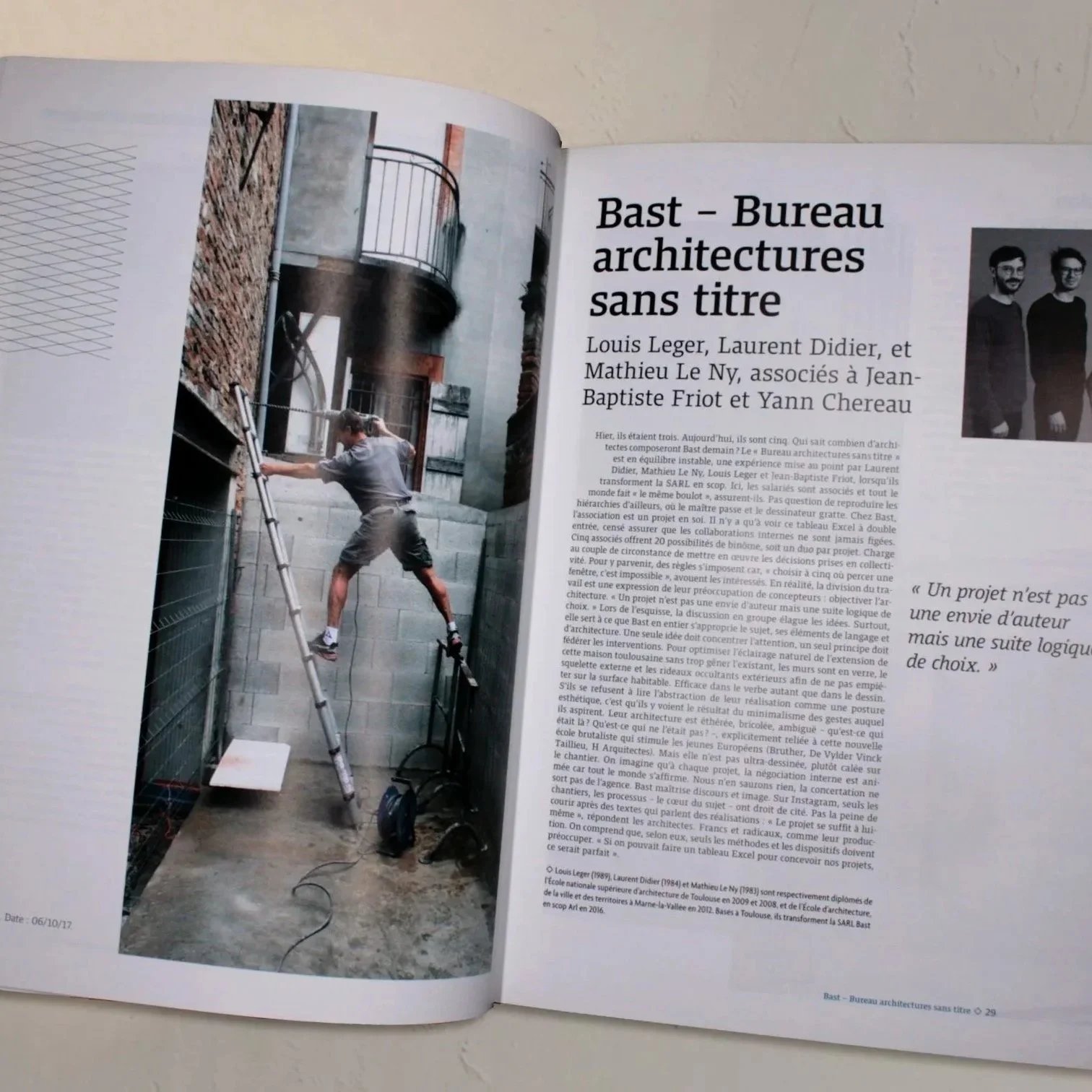 Page d'un magazine avec une image d'un homme fixant une structure en ligne dans un espace de construction, et un article intitulé 'Bast - Bureau architectures sans titre'.