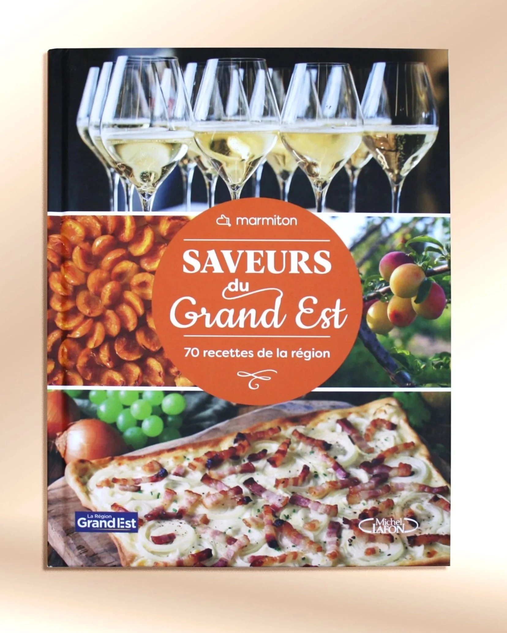 Couverture d'un livre de recettes de cuisine avec des verres de vin blanc, des raisins, une pizza, et un logo indiquant la région Grand Est.