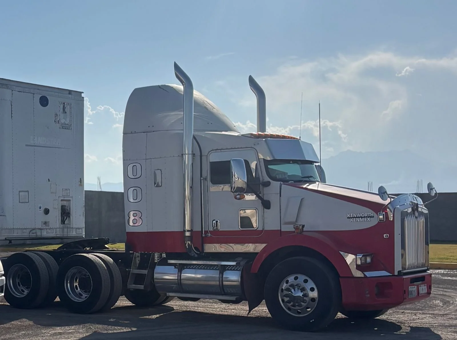 Kenworth de lado.jpeg