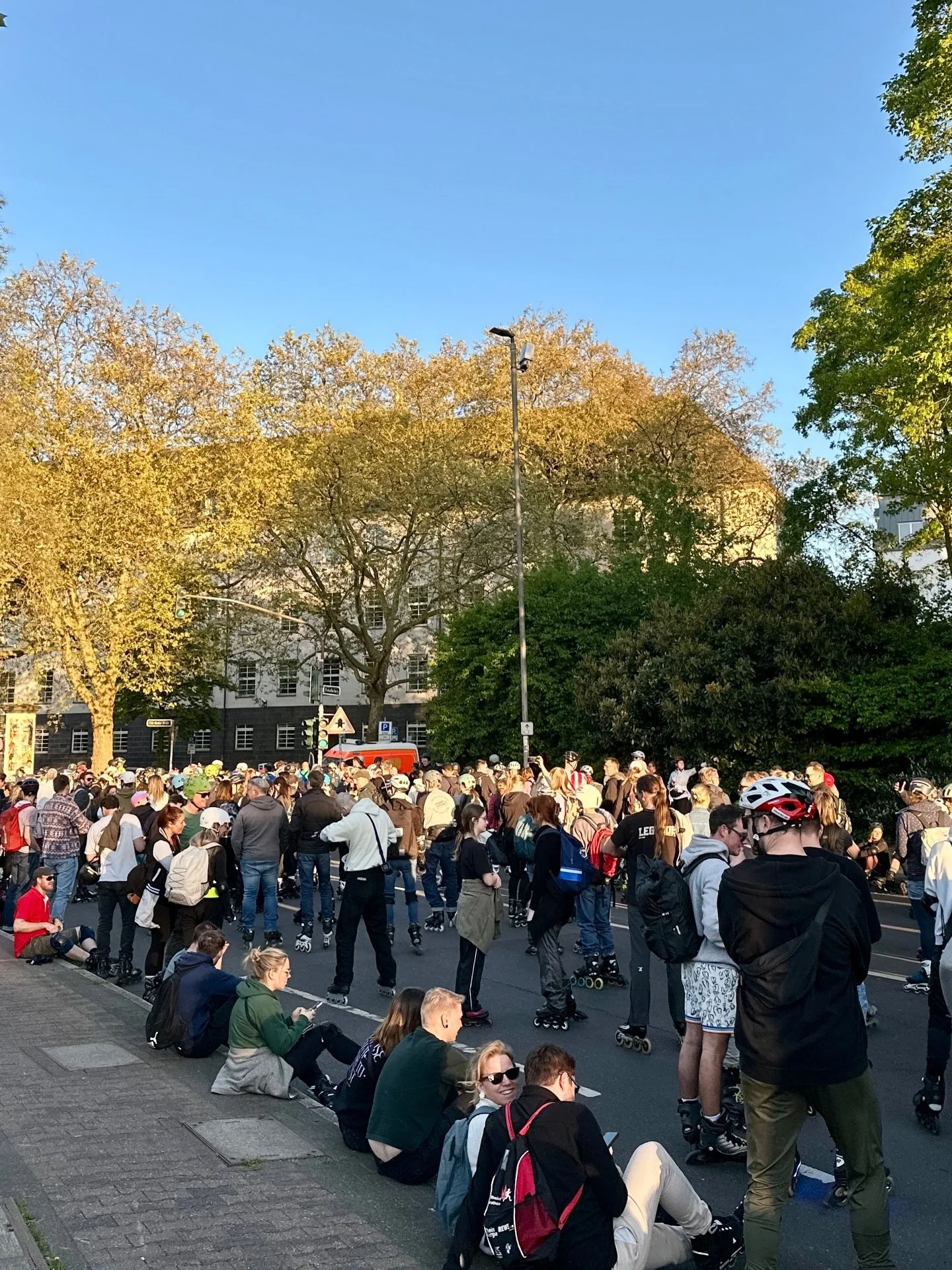 Stadtfreunde goes Rollnacht 🛼🧡

Unsere Inliner-Gruppe war bei der letzten @rollnacht am Start und es war einfach mega! 

Hier ein paar Eindr&uuml;cke von einem Abend voller guter Vibes, Bewegung und neuer Bekanntschaften 🧡

Du hast Lust, bei der n