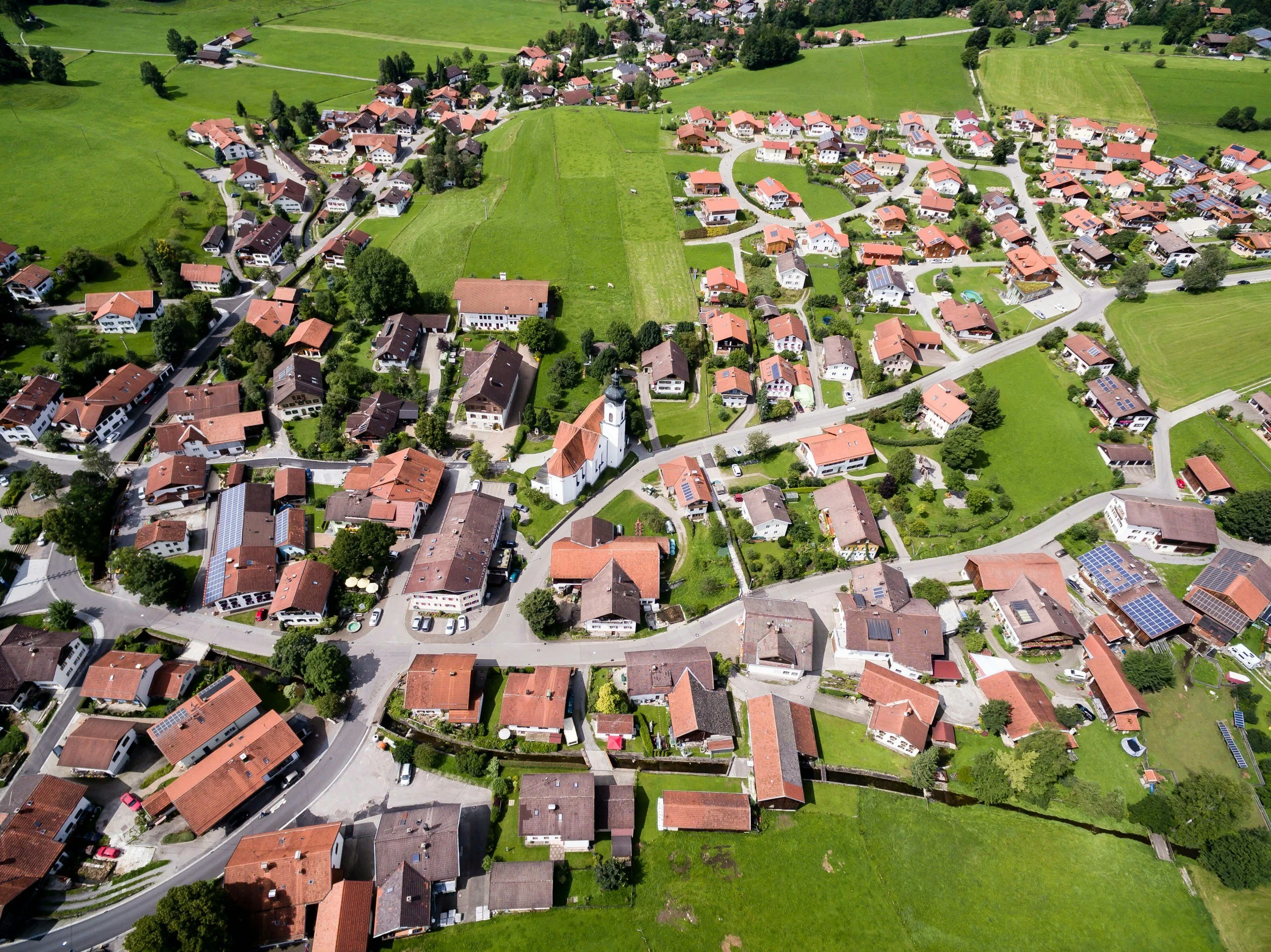 Kantons- und Gemeindestrassenbauprojekte, Landerwerb, Kostenverlegungsverfahren, Konzessionen, strassenpolizeiliche Verfügungen.