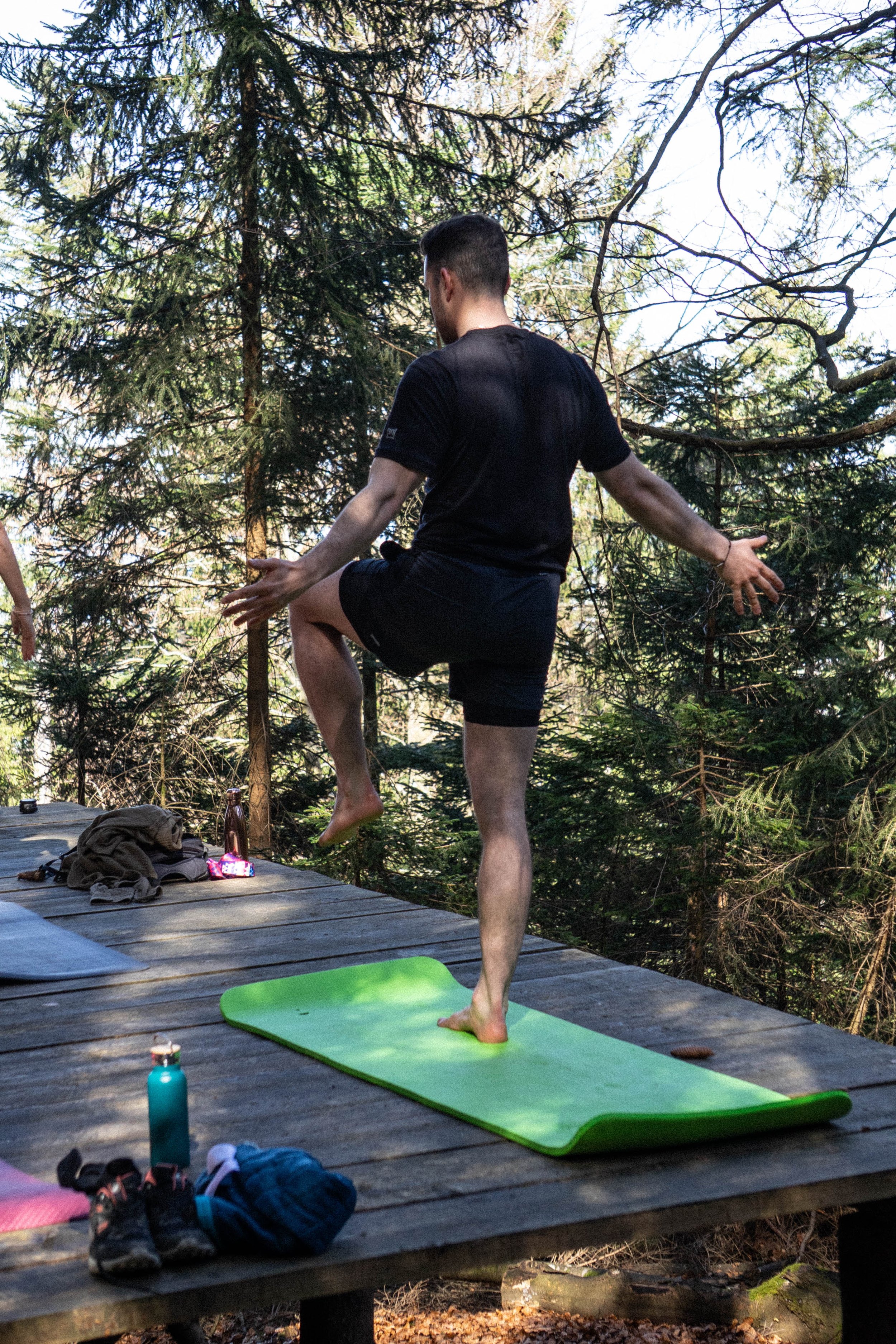 Waldyoga bei Anna ist Ankommen bei sich und der Natur. Schon der stille Weg zur Waldplattform lässt den Alltag leiser werden. Anna verbindet sanftes, kraftvolles Yoga mit wertvollem Kräuterwissen – eine wohltuende Auszeit für Körper und Geist!