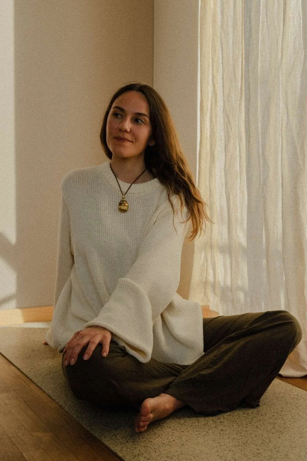 Anna bei einer sanften Somatic Yoga Übung