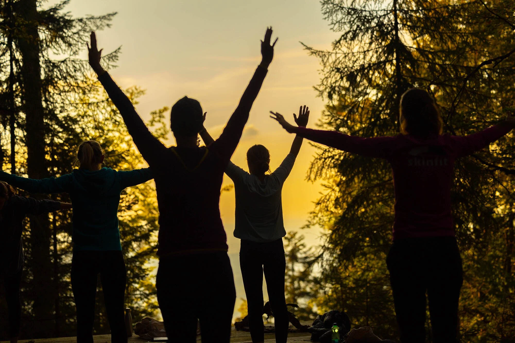 waldyoga-gruppe-holzplattform-sonnenuntergang.JPG