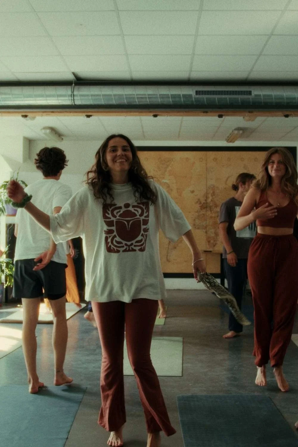 Danke für die tolle „Shake the Dust“-Stunde, Anna! Im Vergleich zu deinen ruhigen Waldstunden war das eine wunderbar neue Erfahrung. Man kann Blockaden loslassen, der Musik folgen und ohne Druck einfach SEIN. Deine Anleitung war kraftvoll, zurückhalt