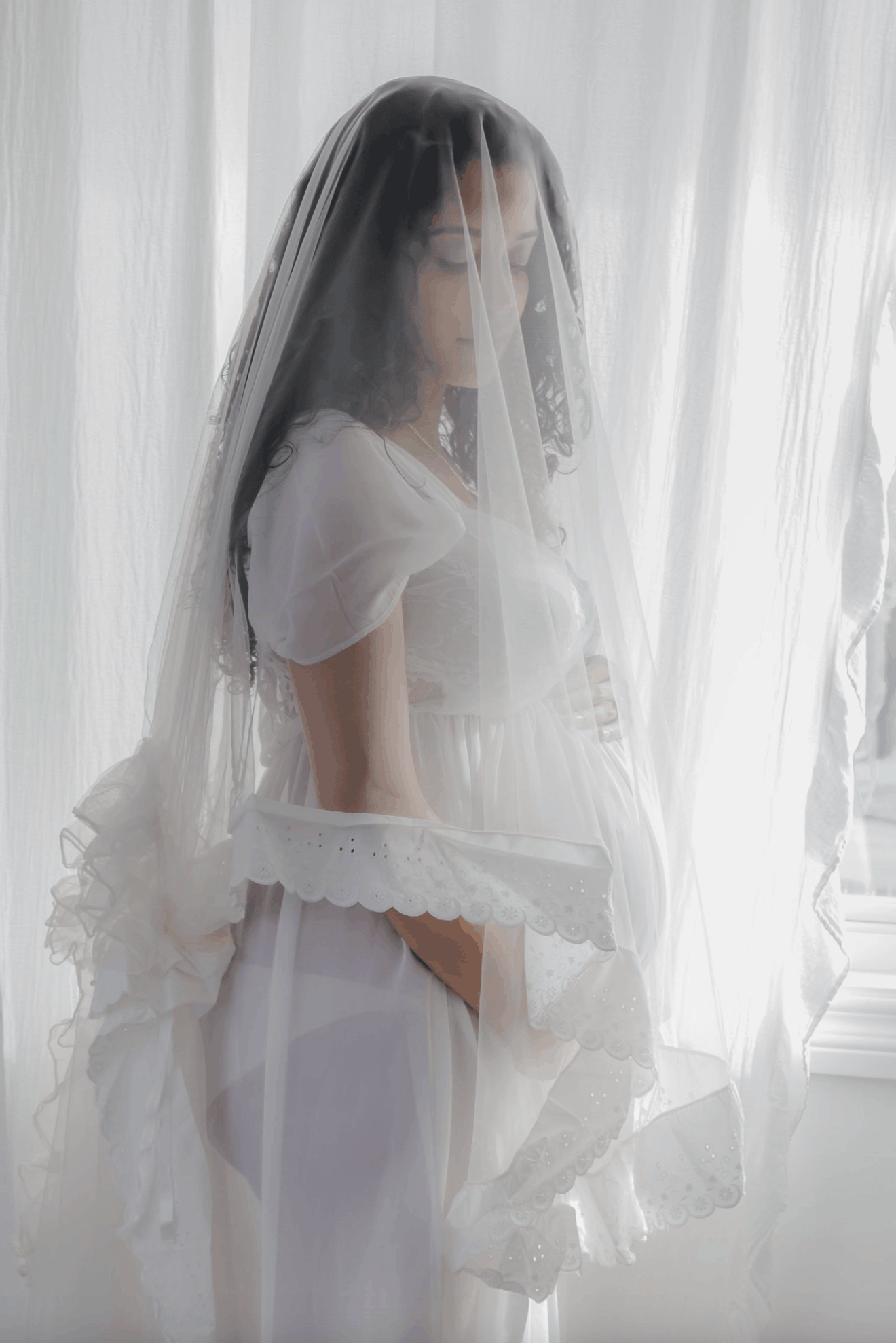 mom-to-be poses for chicago maternity boudoir
