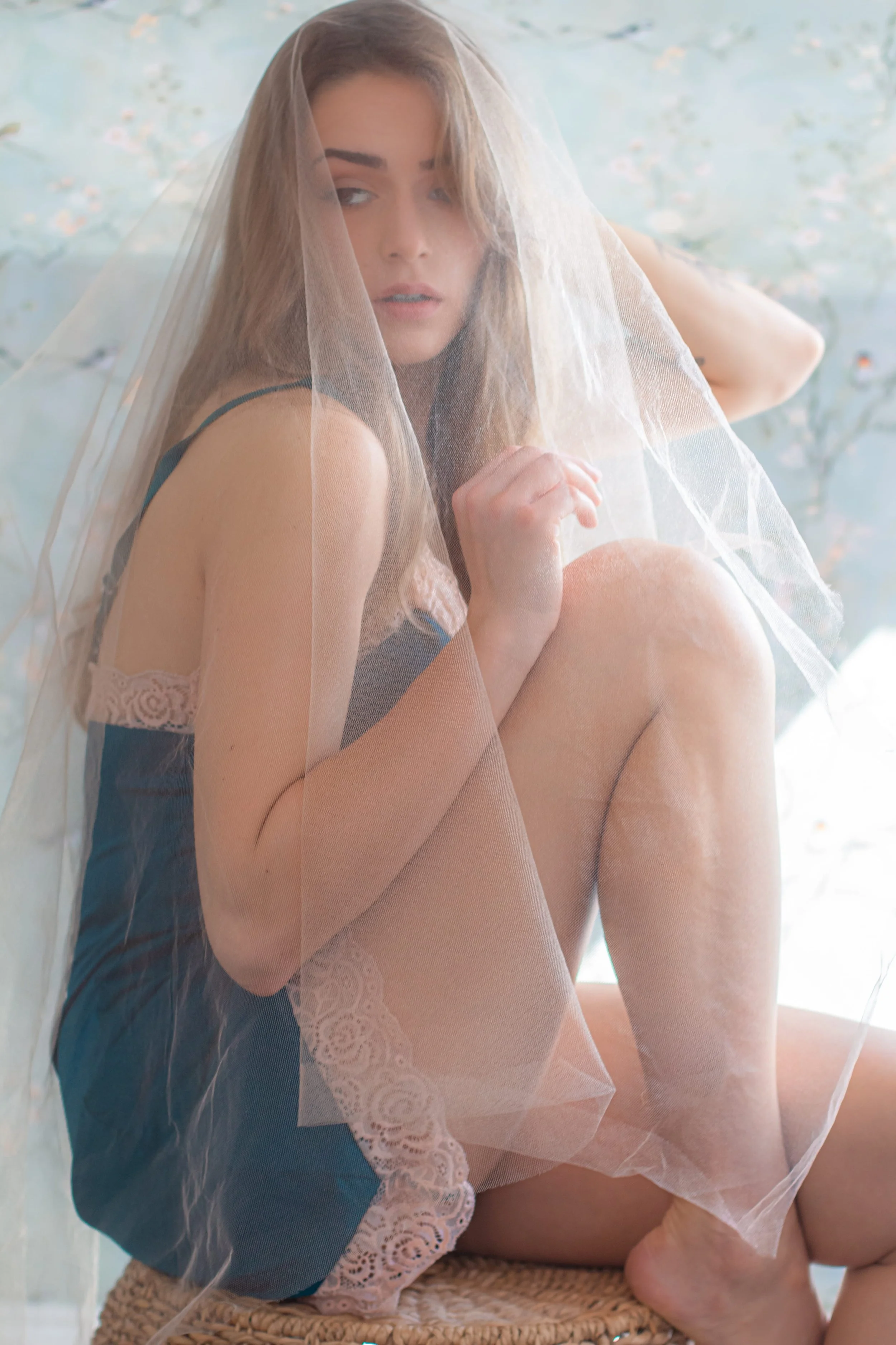 woman poses for customized chicago boudoir experience