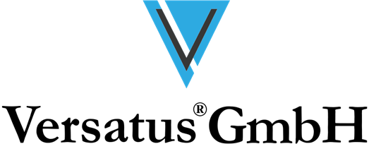 Logo mit einem stilisierten V in Blau und Schwarz, darunter der Name 'Versatus GmbH'.